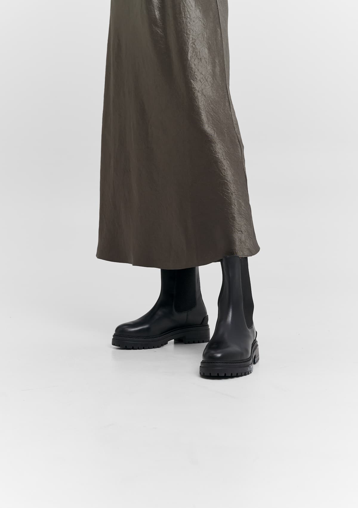 Tragebild mit Model auf neutralem Hintergrund des Produktes City Stroll in der Farbe Black