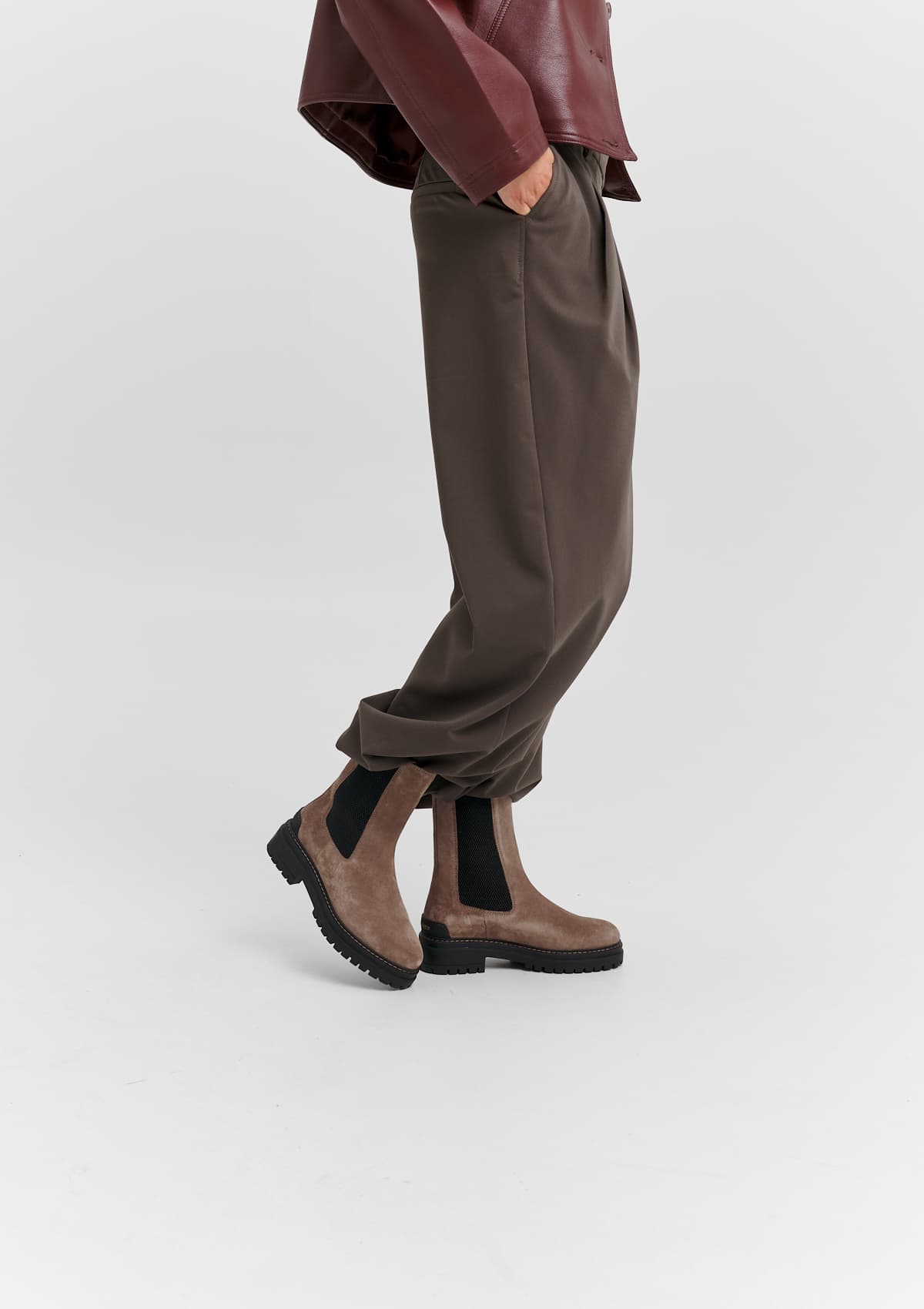 Tragebild mit Model auf neutralem Hintergrund des Produktes City Stroll Suede in der Farbe Mocha