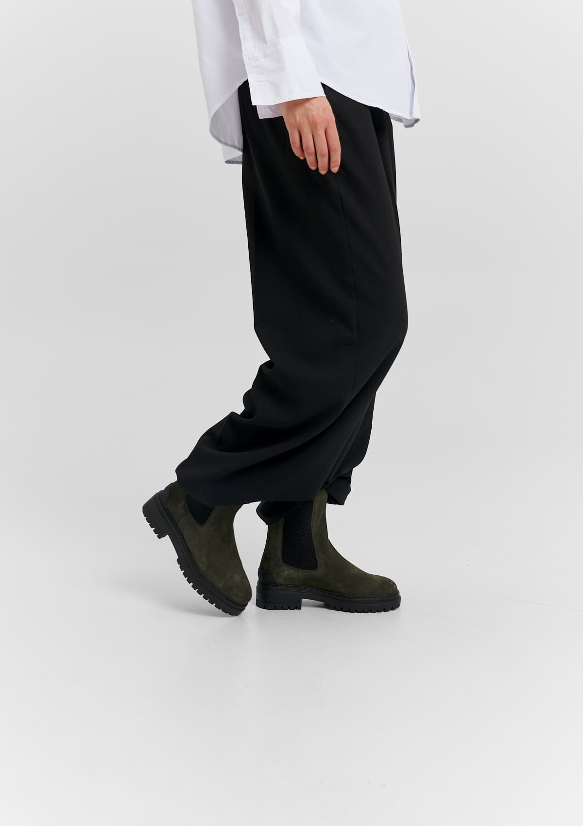 Tragebild mit Model auf neutralem Hintergrund des Produktes City Stroll Suede in der Farbe Forest