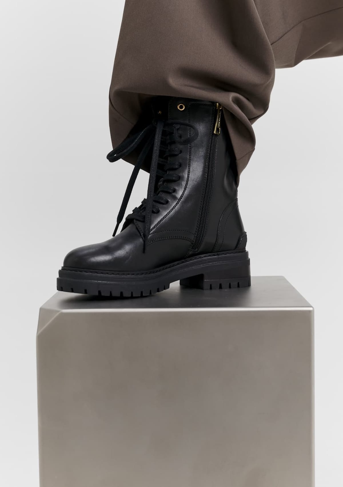 Tragebild mit Model auf neutralem Hintergrund des Produktes Signature Boot in der Farbe Black