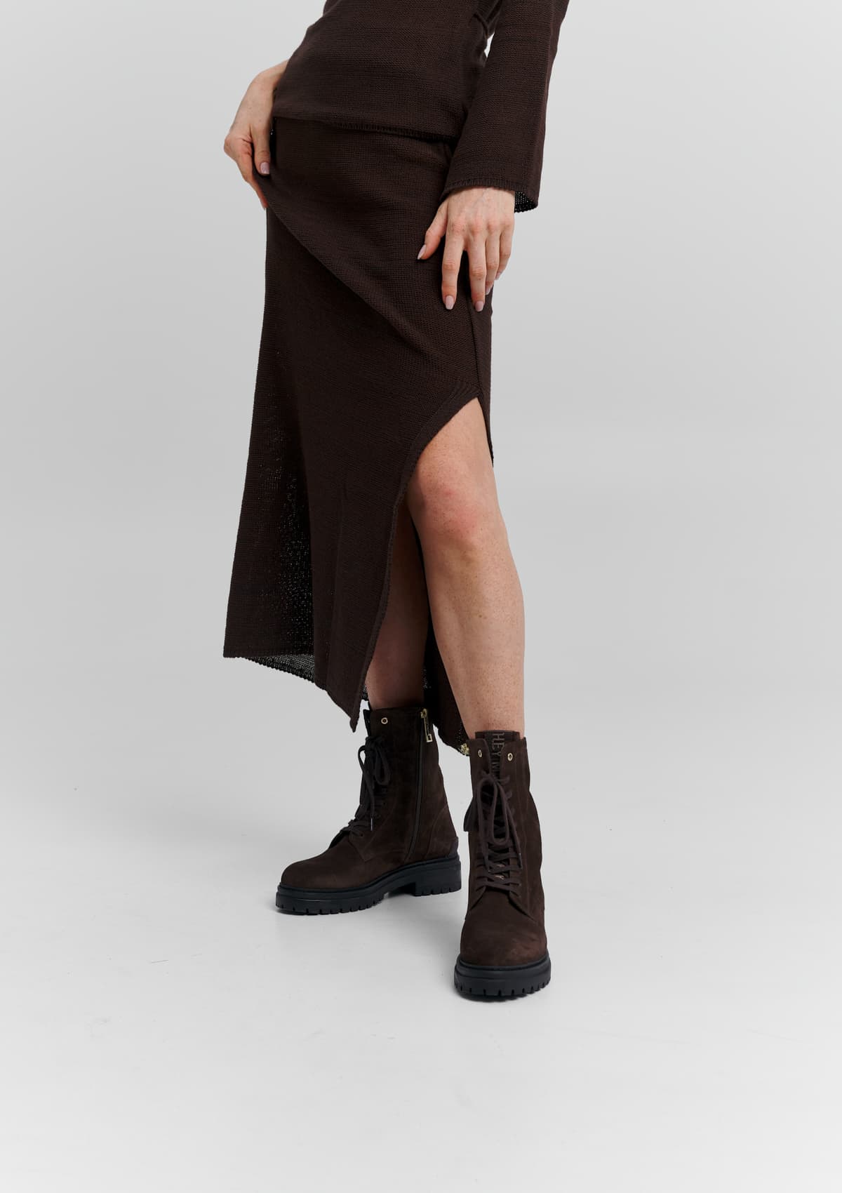 Tragebild mit Model auf neutralem Hintergrund des Produktes Signature Boot Suede in der Farbe Coffee