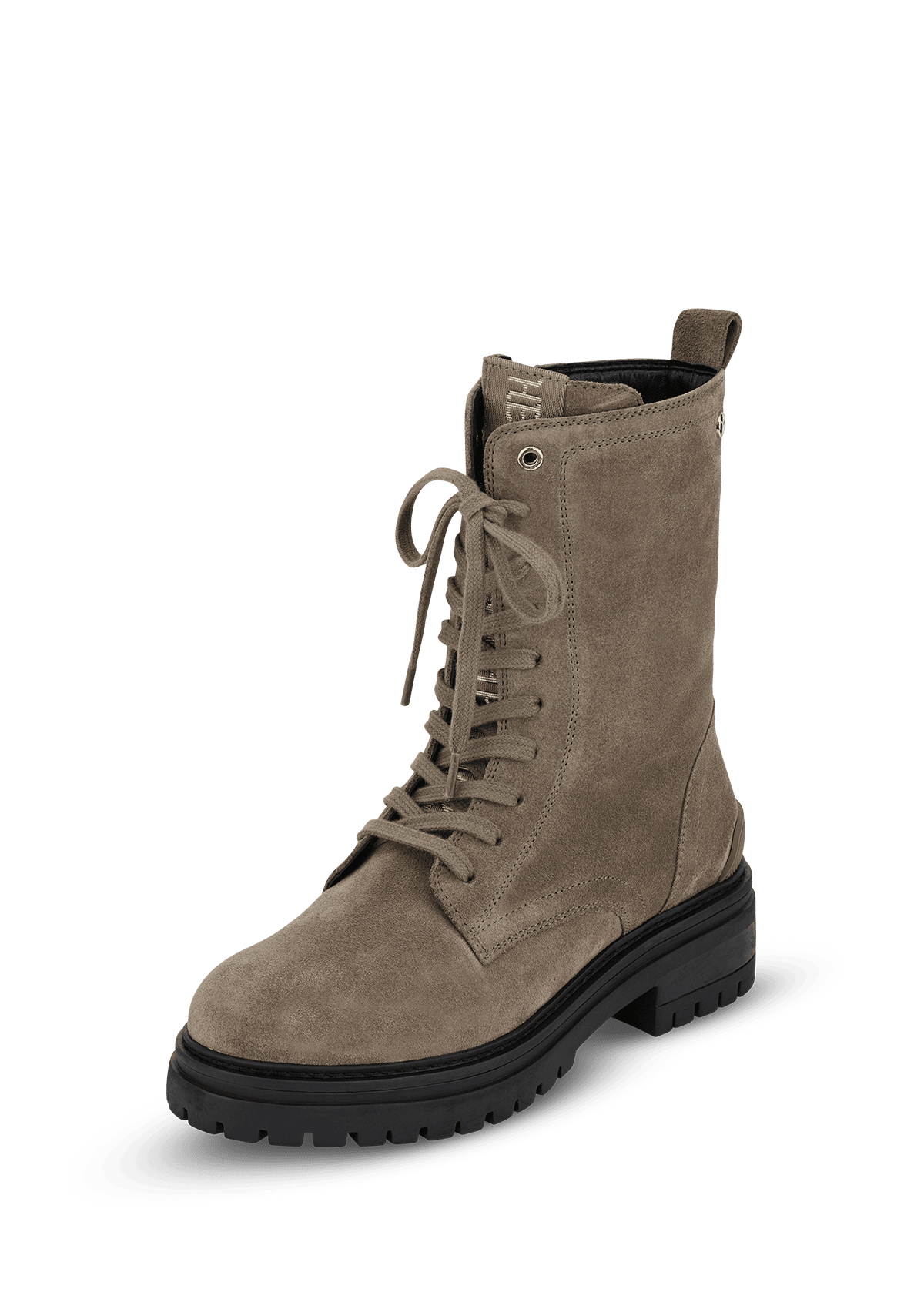 Frontalansicht auf neutralem Hintergrund des Produktes Signature Boot Suede in der Farbe Mocha