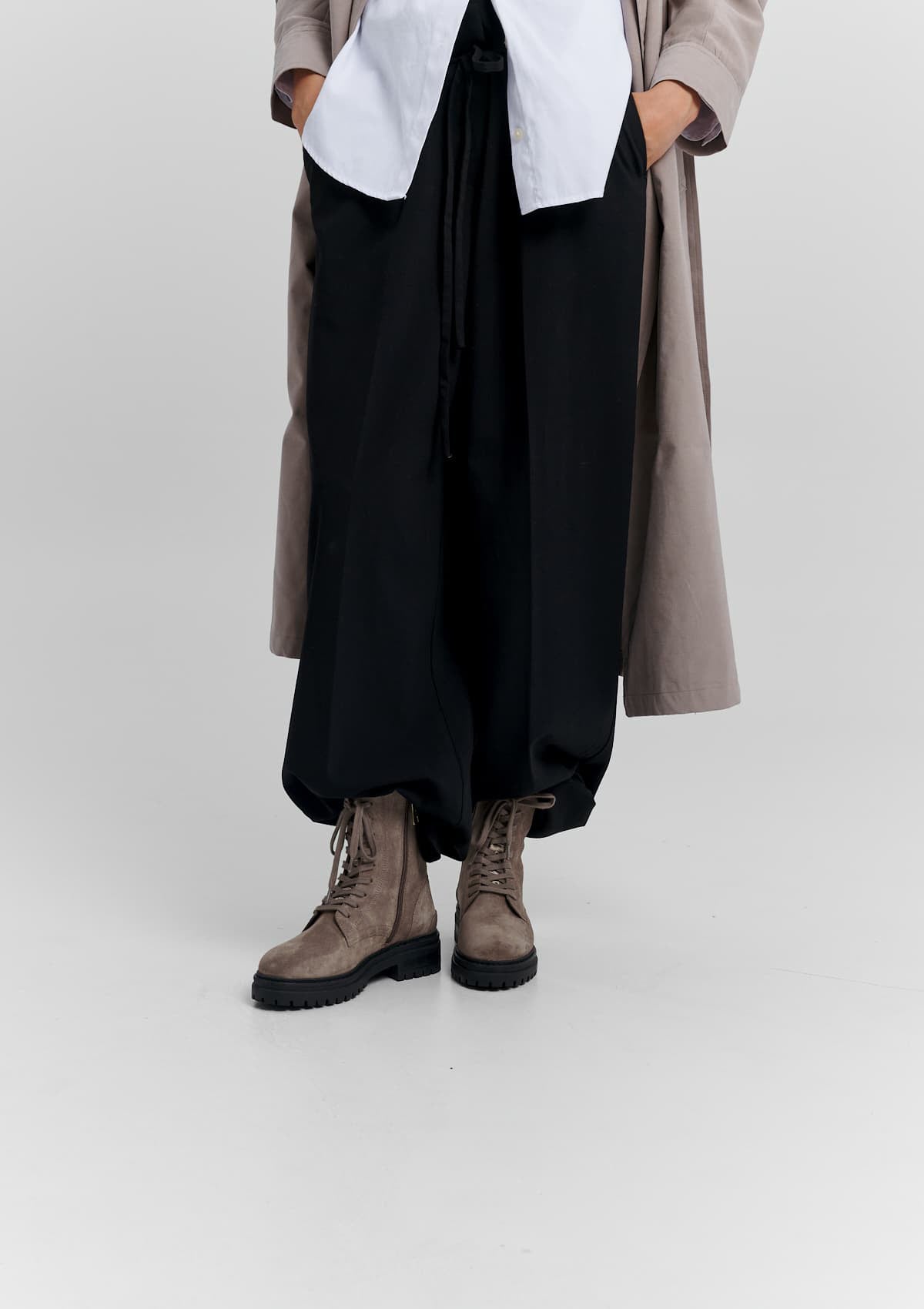 Tragebild mit Model auf neutralem Hintergrund des Produktes Signature Boot Suede in der Farbe Mocha