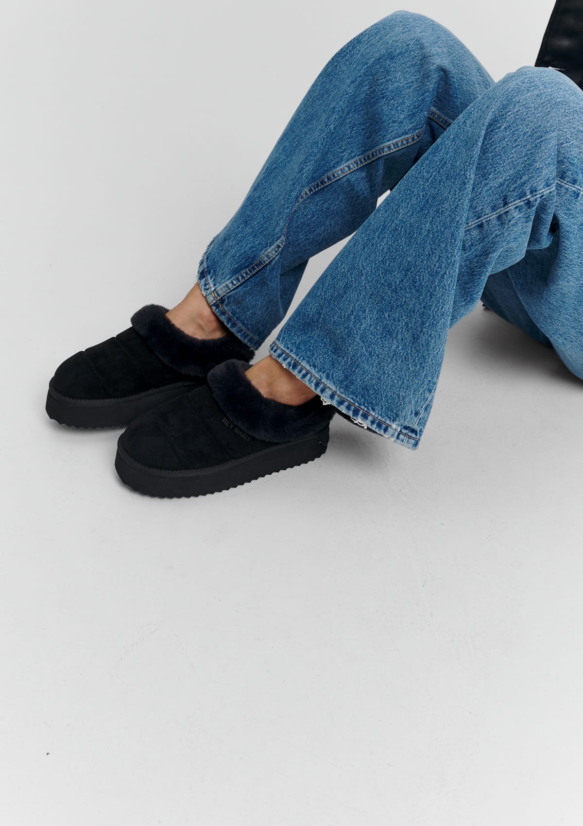 Tragebild mit Model auf neutralem Hintergrund des Produktes Cozy Fur in der Farbe Black
