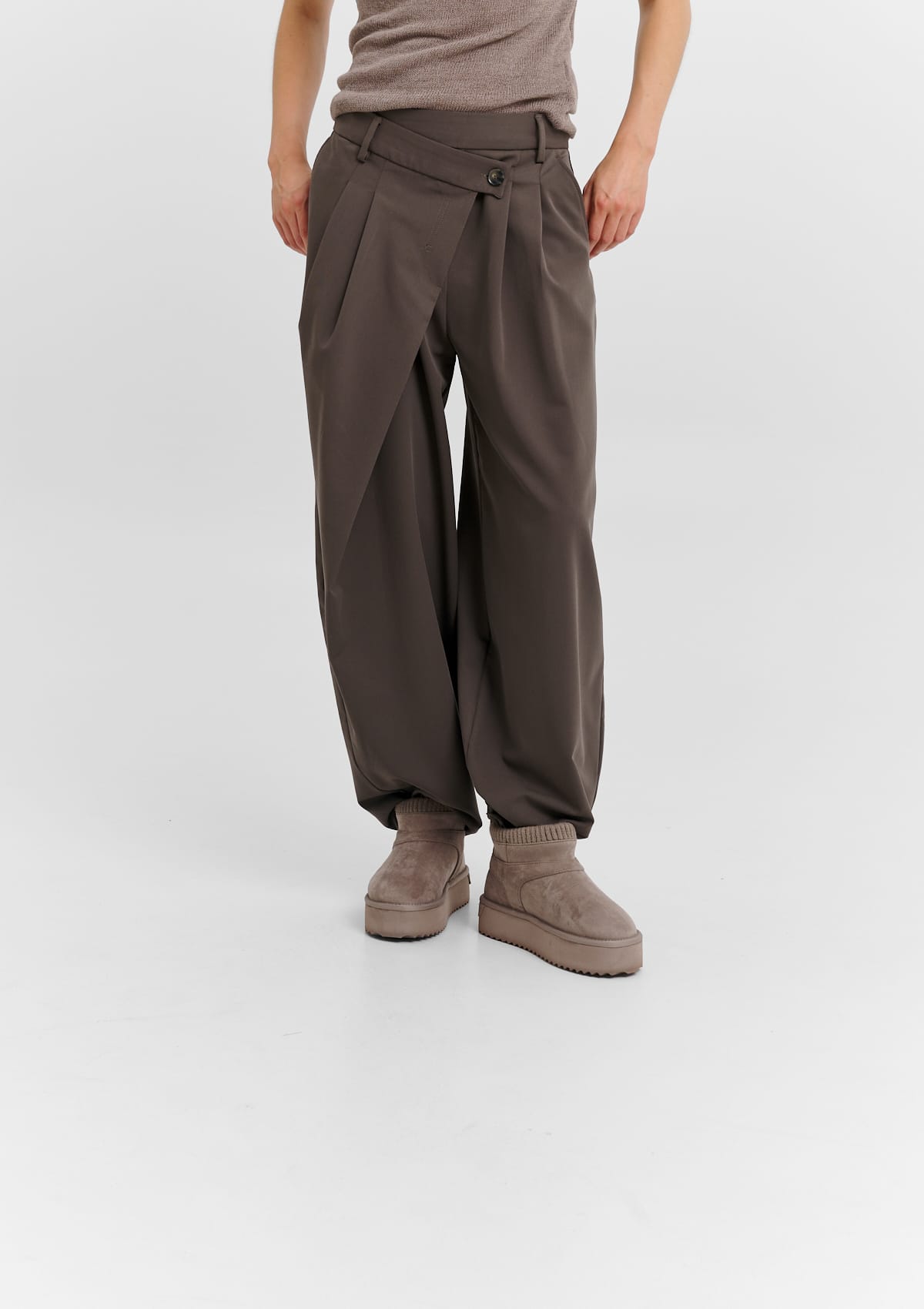 Tragebild mit Model auf neutralem Hintergrund des Produktes Cozy Mid in der Farbe Mocha