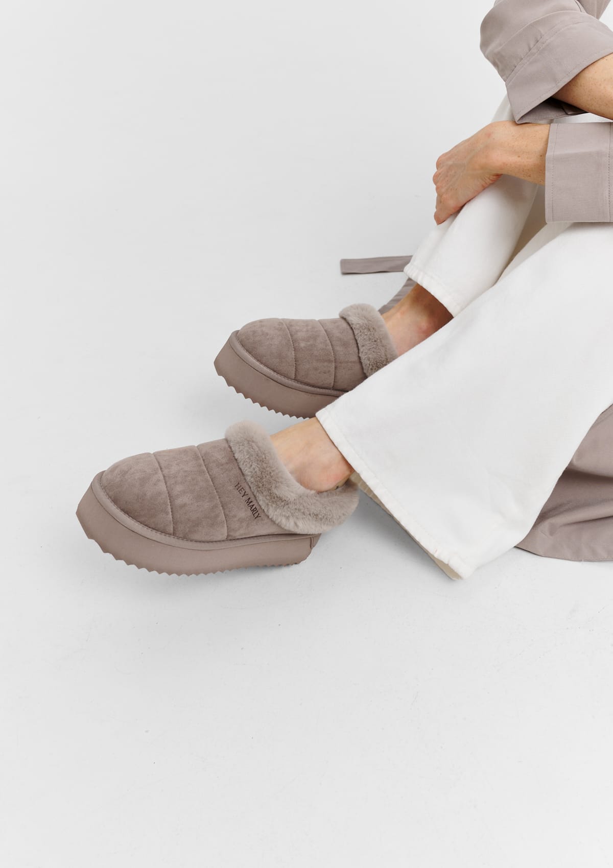 Tragebild mit Model auf neutralem Hintergrund des Produktes Cozy Fur in der Farbe Mocha
