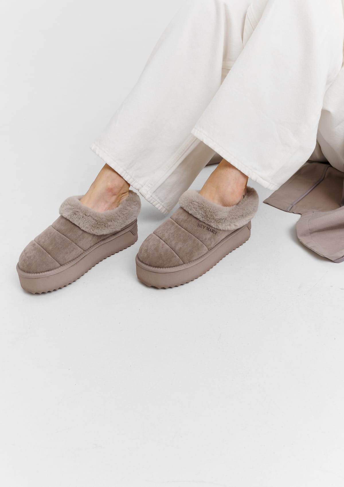 Tragebild mit Model auf neutralem Hintergrund des Produktes Cozy Fur in der Farbe Mocha