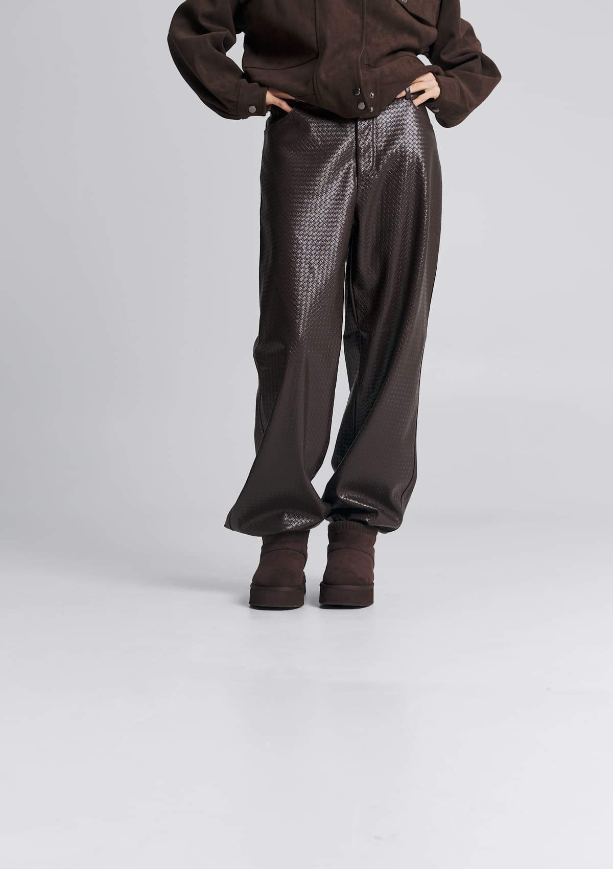 Tragebild mit Model auf neutralem Hintergrund des Produktes Cozy Mid in der Farbe Coffee