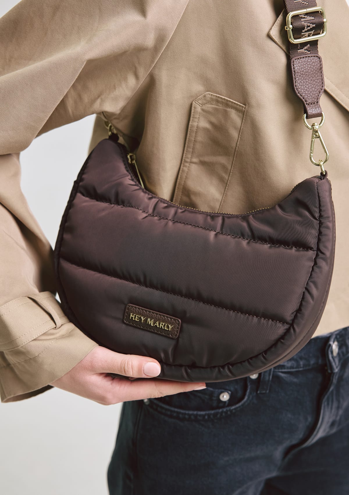 Tragebild mit Model auf neutralem Hintergrund des Produktes Lifetime Buddy S in der Farbe Coffee in der Größe S