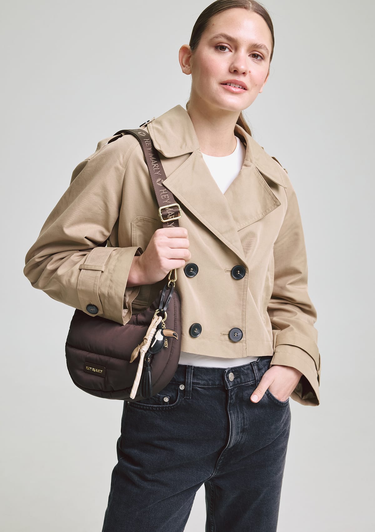 Tragebild mit Model auf neutralem Hintergrund des Produktes Lifetime Buddy S in der Farbe Coffee in der Größe S