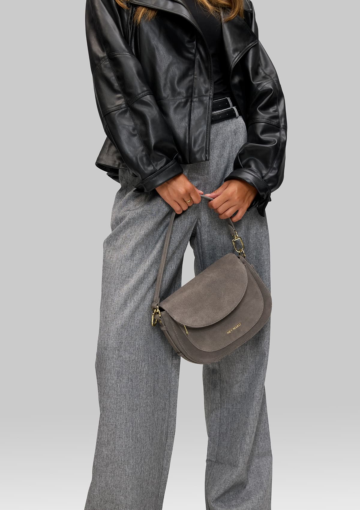 Tragebild mit Model auf neutralem Hintergrund des Produktes Big Sister Suede in der Farbe Grey
