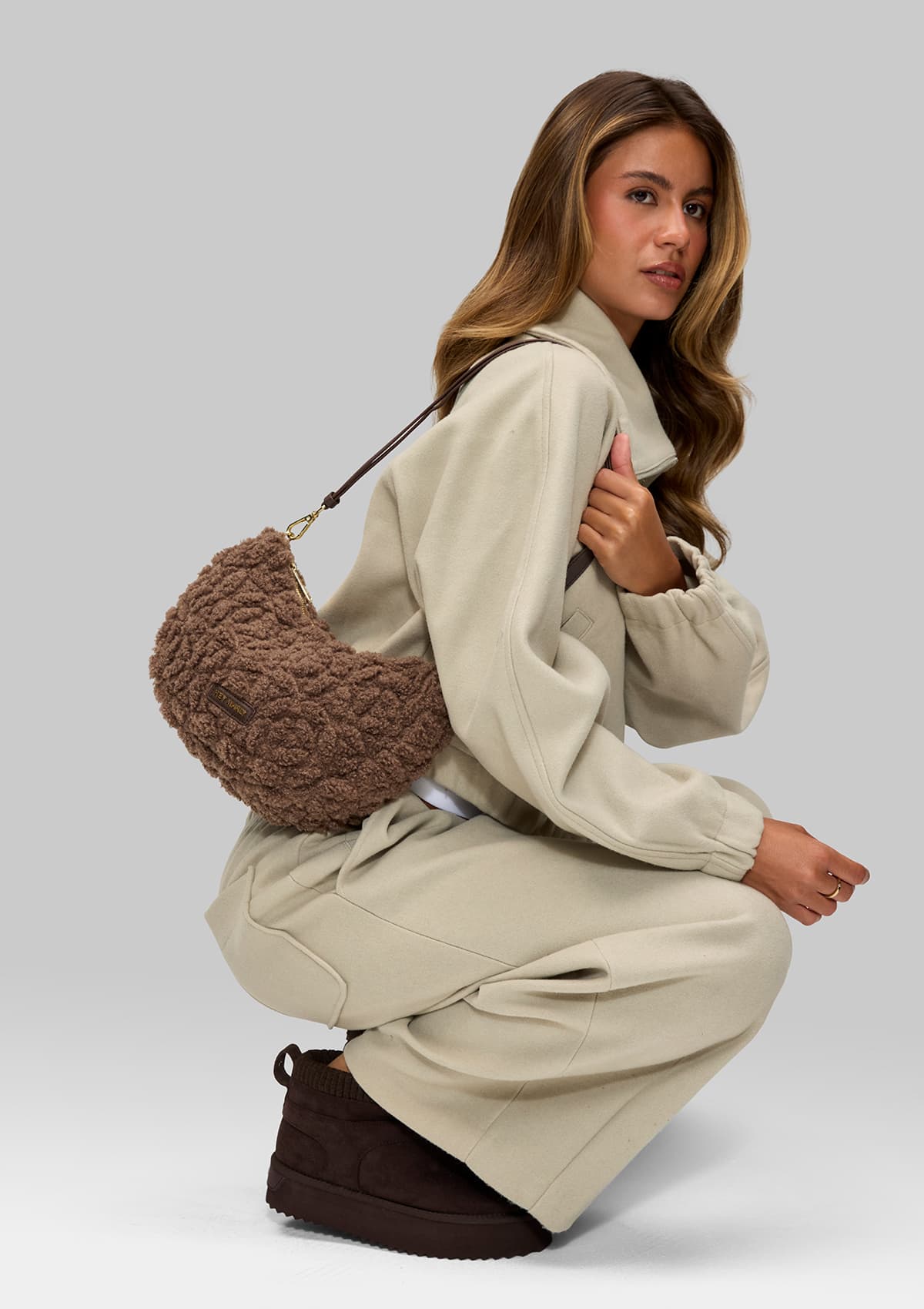 Tragebild mit Model auf neutralem Hintergrund des Produktes Lifetime Buddy Teddy S in der Farbe Coffee in der Größe S