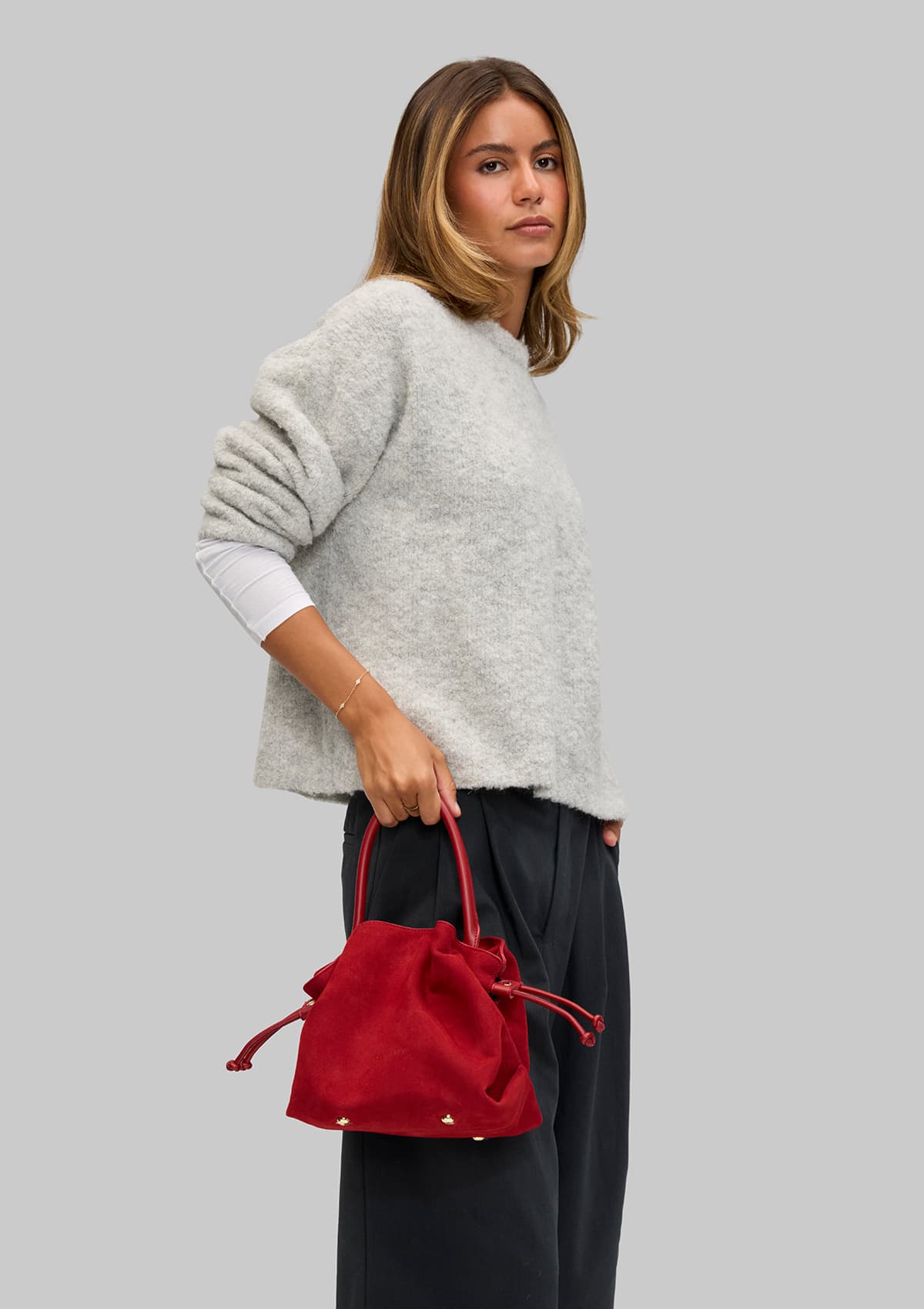 Tragebild mit Model auf neutralem Hintergrund des Produktes Cool Companion Suede S in der Farbe Red in der Größe S