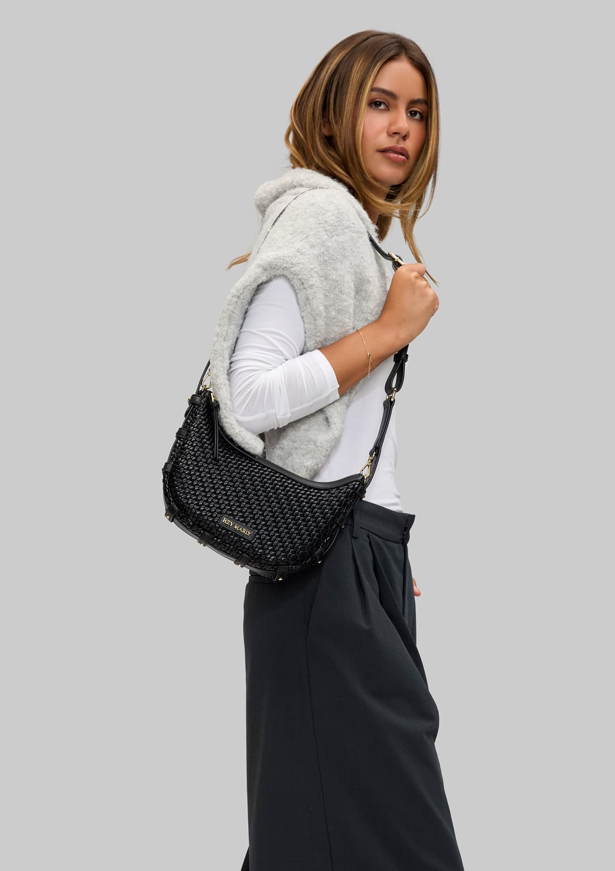 Tragebild mit Model auf neutralem Hintergrund des Produktes Lifetime Sister Woven S in der Farbe Black in der Größe S