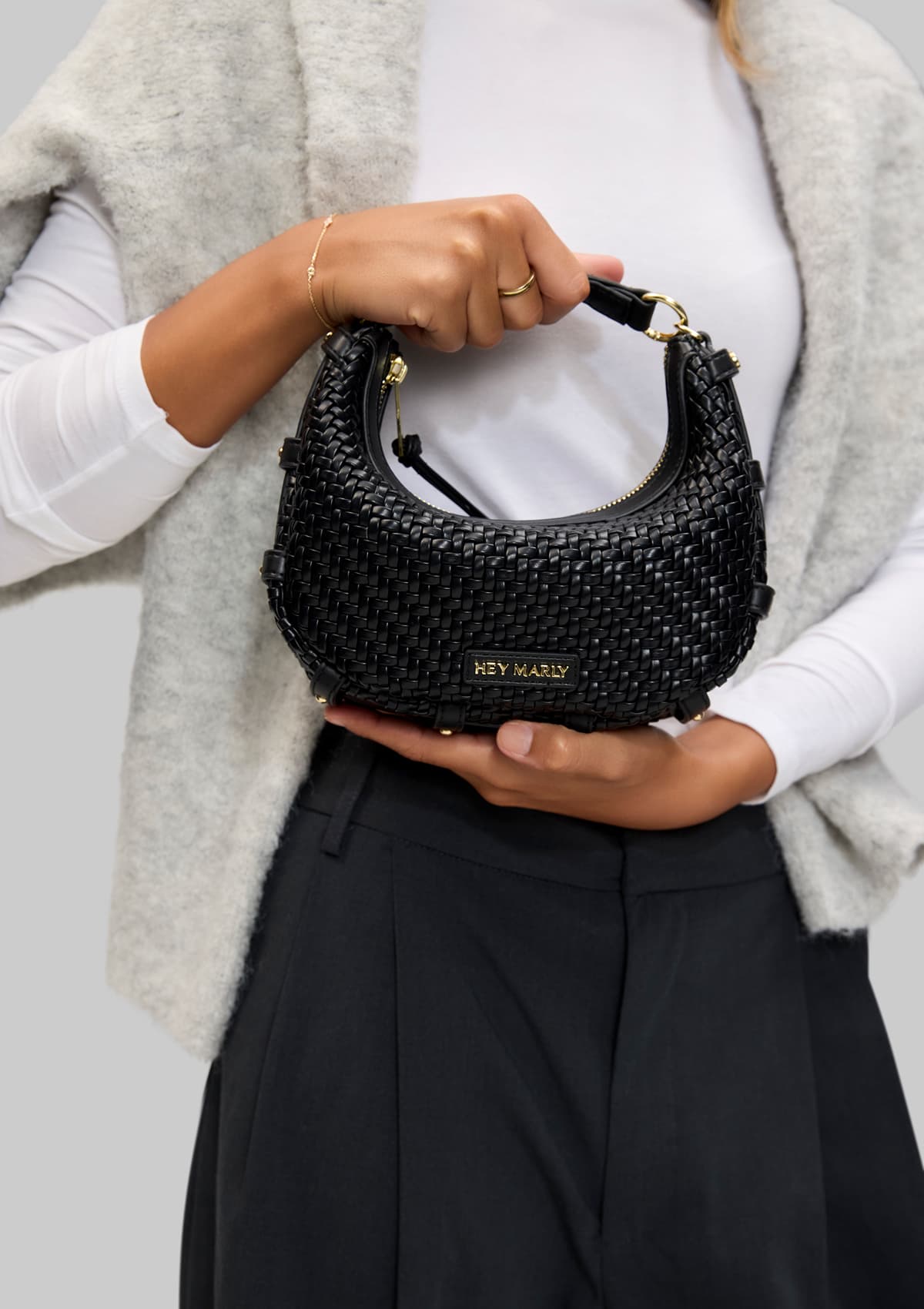 Tragebild mit Model auf neutralem Hintergrund des Produktes Lifetime Sister Woven S in der Farbe Black in der Größe S