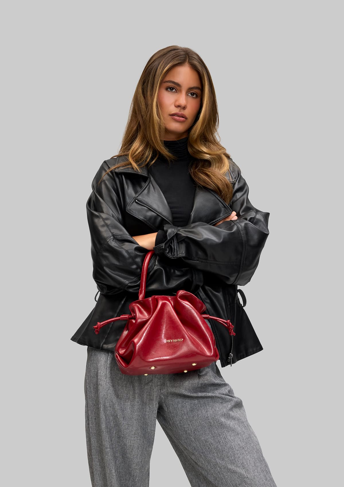 Tragebild mit Model auf neutralem Hintergrund des Produktes Cool Companion Glossy S in der Farbe Red in der Größe S