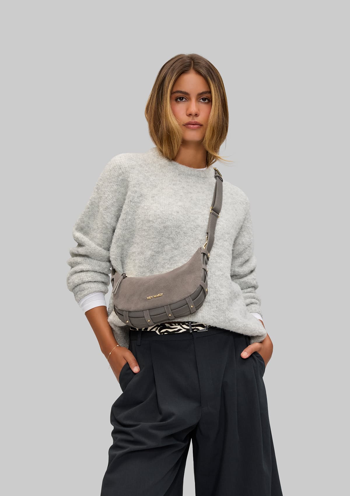 Tragebild mit Model auf neutralem Hintergrund des Produktes Lifetime Sister Suede S in der Farbe Grey in der Größe S