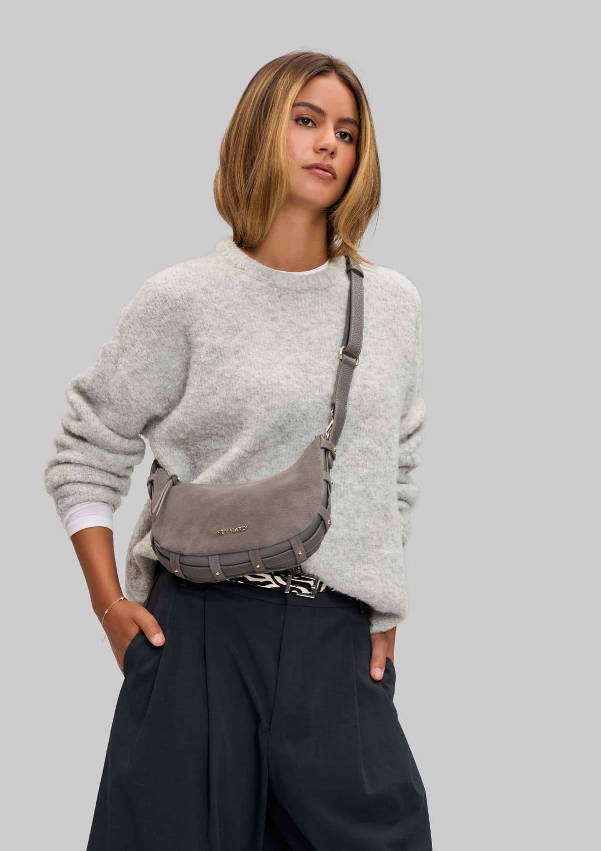 Tragebild mit Model auf neutralem Hintergrund des Produktes Lifetime Sister Suede S in der Farbe Grey in der Größe S