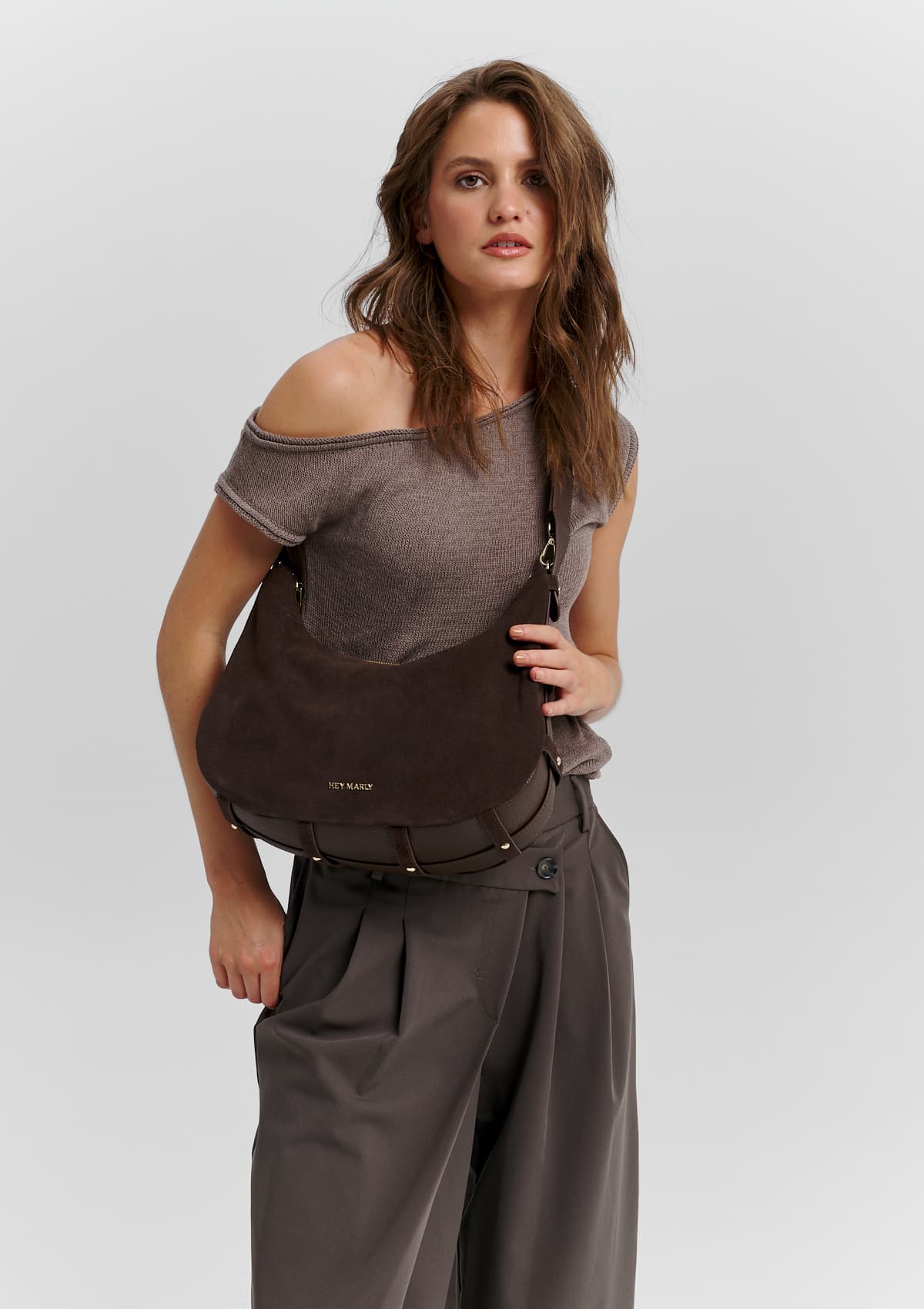 Tragebild mit Model auf neutralem Hintergrund des Produktes Lifetime Sister Suede M in der Farbe Coffee in der Größe M