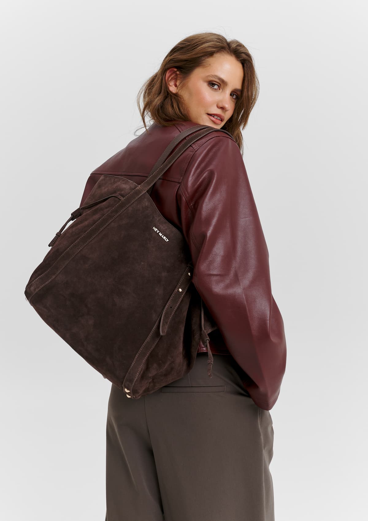 Tragebild mit Model auf neutralem Hintergrund des Produktes Pretty Wonder Suede M in der Farbe Coffee in der Größe M