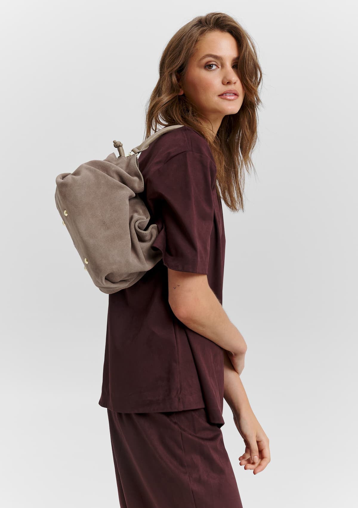 Tragebild mit Model auf neutralem Hintergrund des Produktes Cool Companion Suede S in der Farbe Mocha in der Größe S