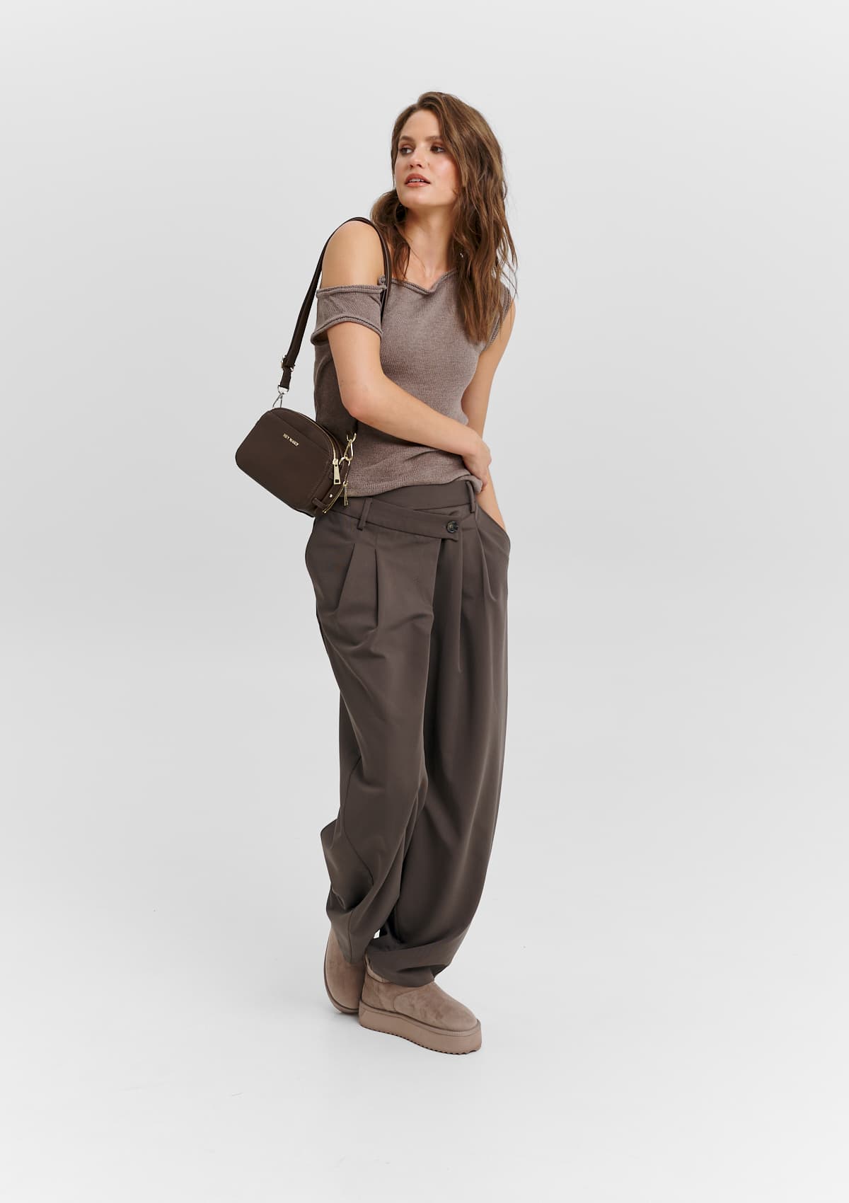 Tragebild mit Model auf neutralem Hintergrund des Produktes Style Mate in der Farbe Coffee