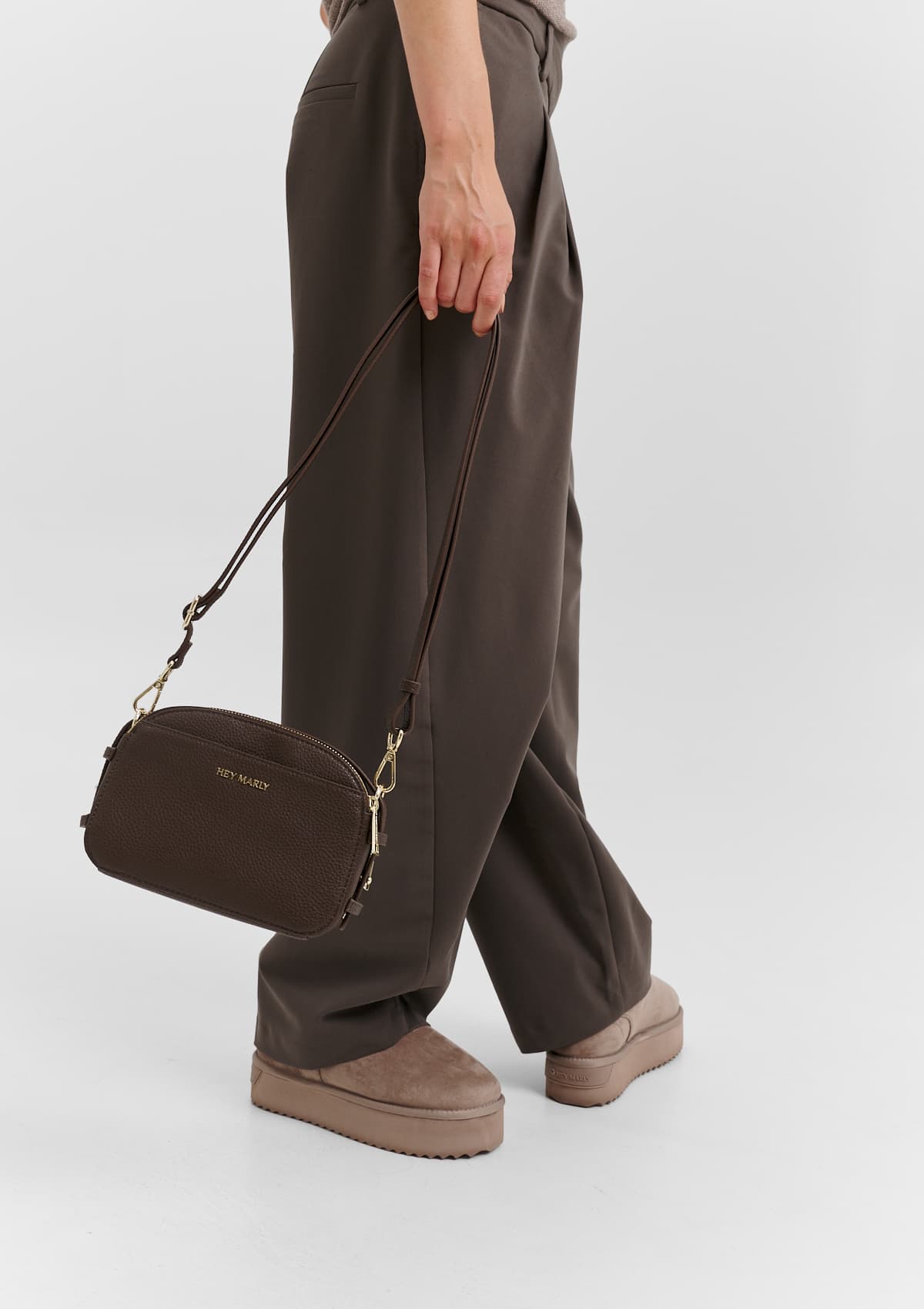 Tragebild mit Model auf neutralem Hintergrund des Produktes Style Mate in der Farbe Coffee