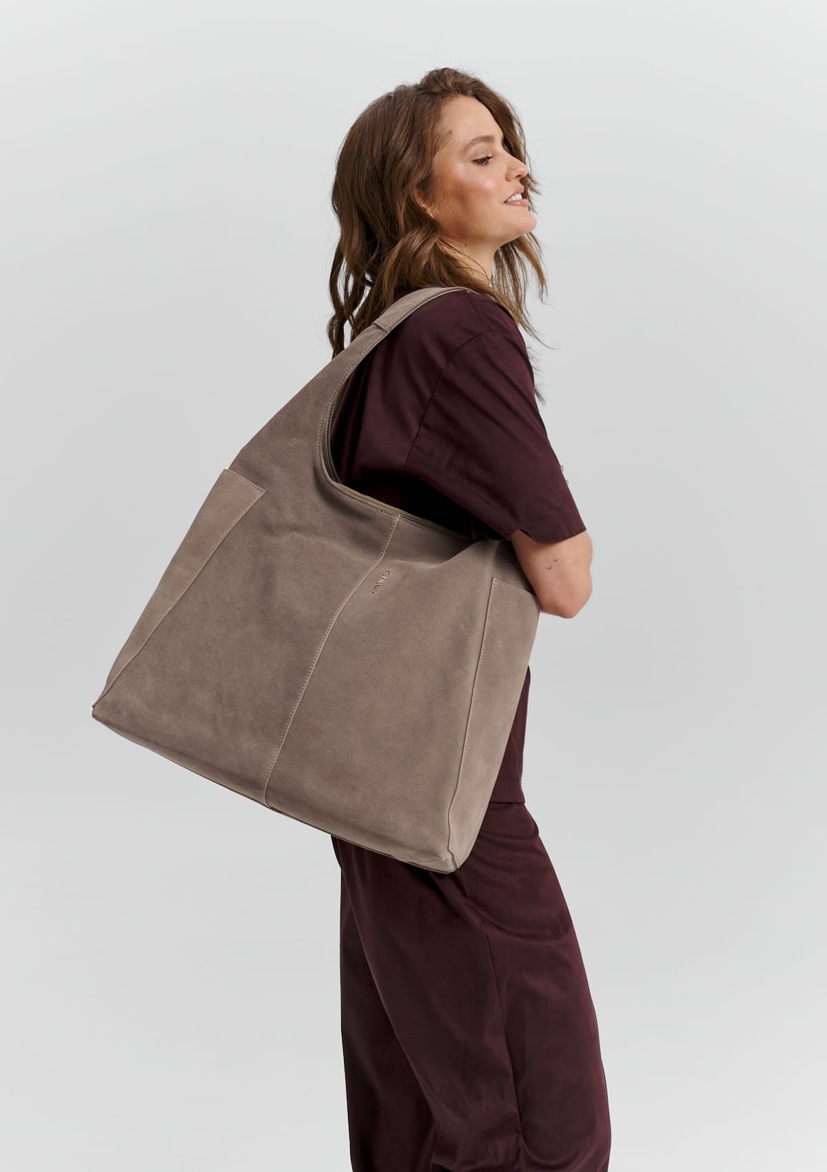 Tragebild mit Model auf neutralem Hintergrund des Produktes Alltime Lover Suede L in der Farbe Mocha in der Größe L