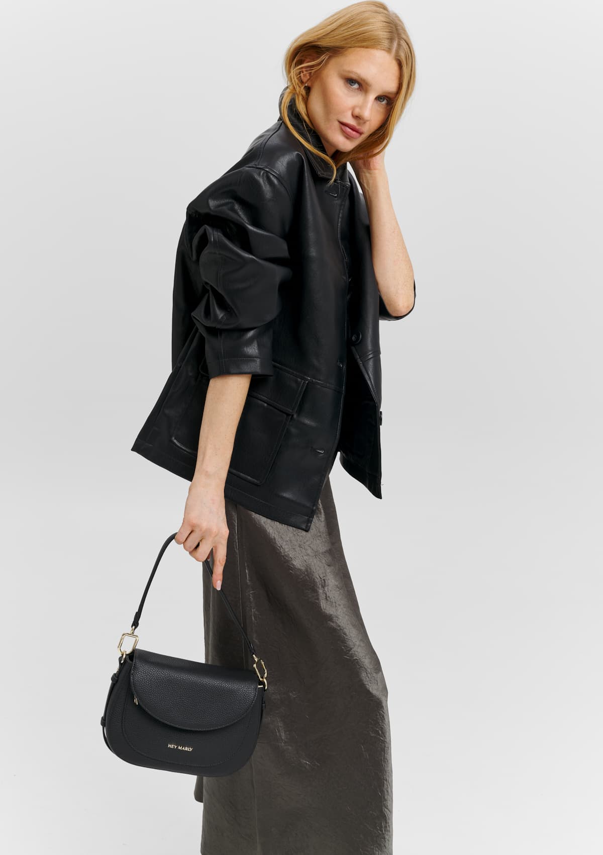 Tragebild mit Model auf neutralem Hintergrund des Produktes Big Sister in der Farbe Black