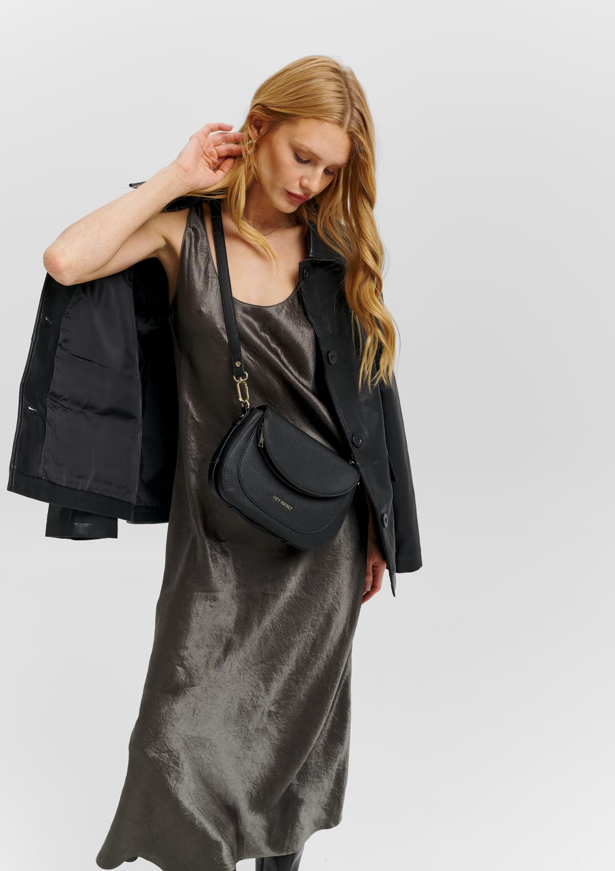 Tragebild mit Model auf neutralem Hintergrund des Produktes Big Sister in der Farbe Black
