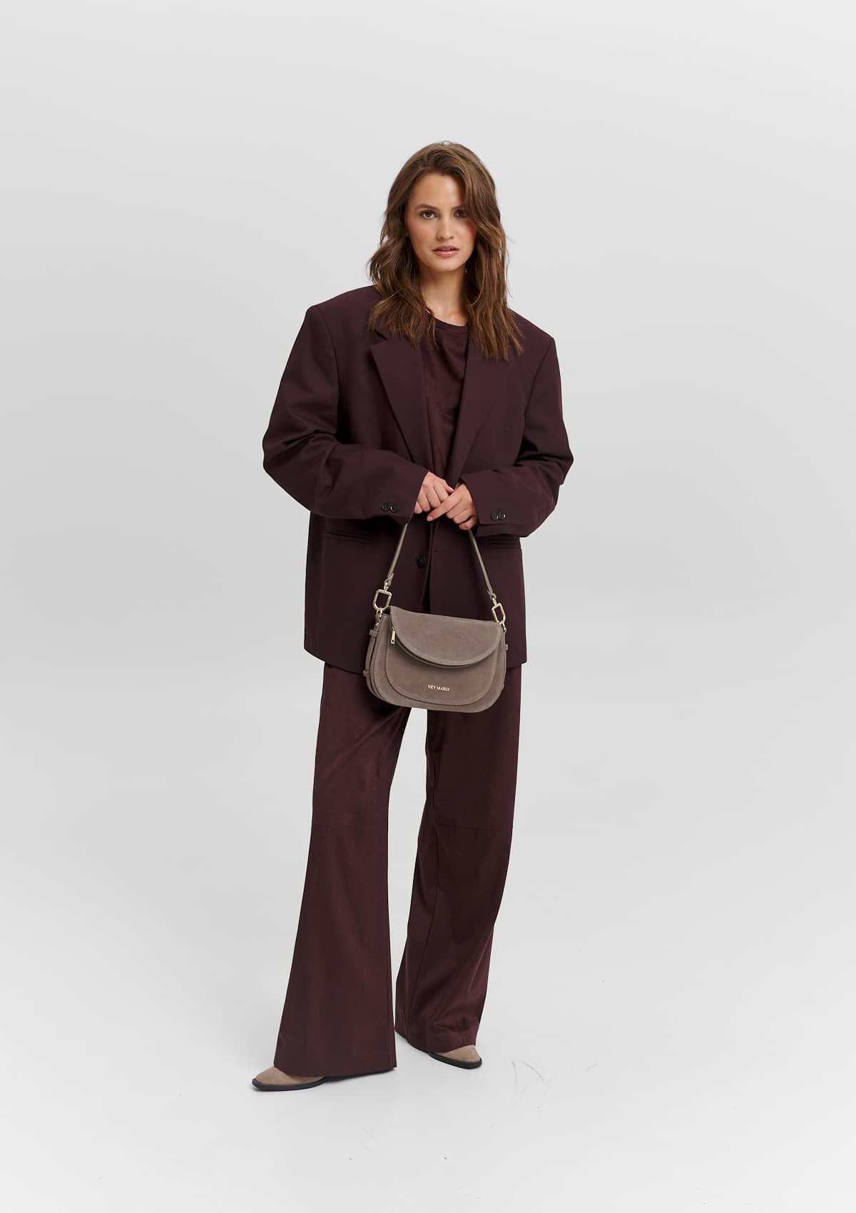 Tragebild mit Model auf neutralem Hintergrund des Produktes Big Sister Suede in der Farbe Mocha