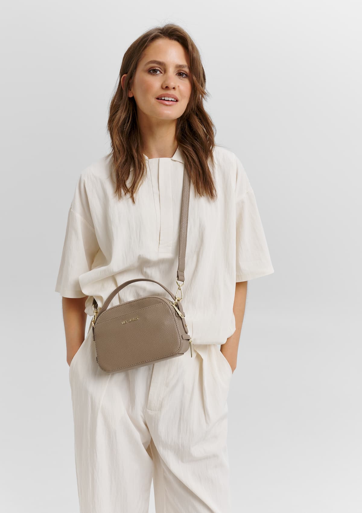 Tragebild mit Model auf neutralem Hintergrund des Produktes Style Mate in der Farbe Mocha