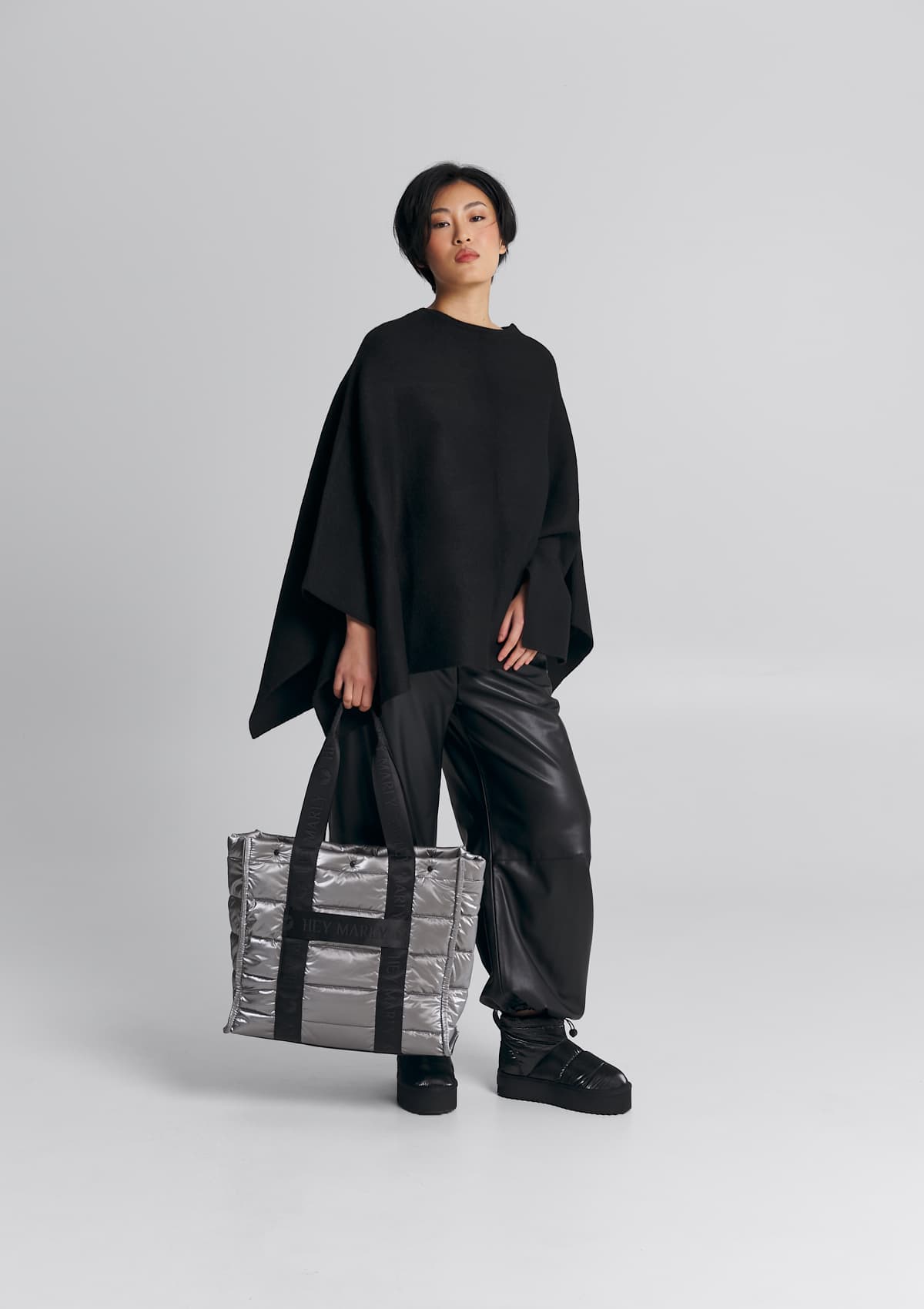 Tragebild mit Model auf neutralem Hintergrund des Produktes Best Buddy Blaze in der Farbe Silver