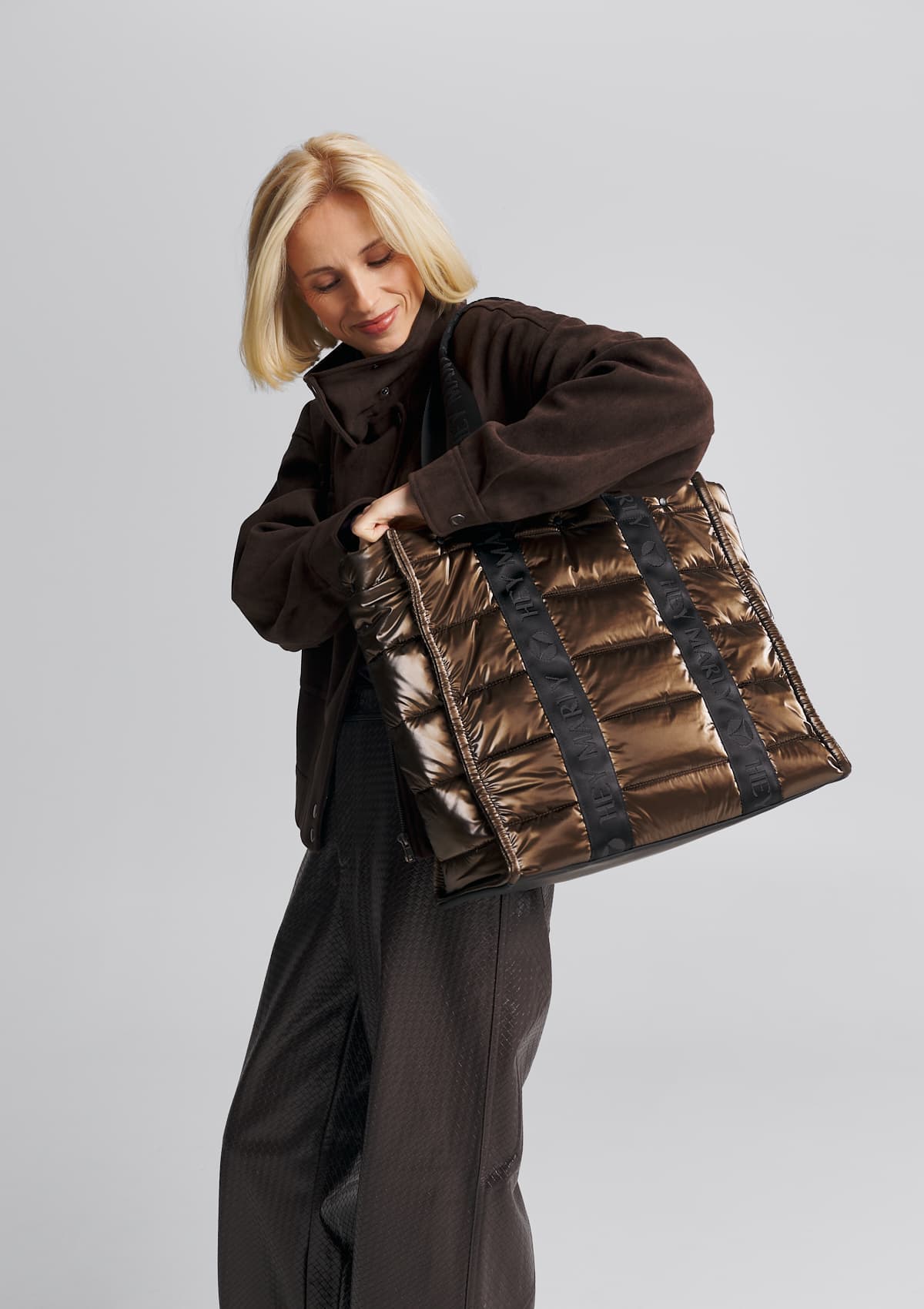 Tragebild mit Model auf neutralem Hintergrund des Produktes Best Buddy Blaze in der Farbe Coffee