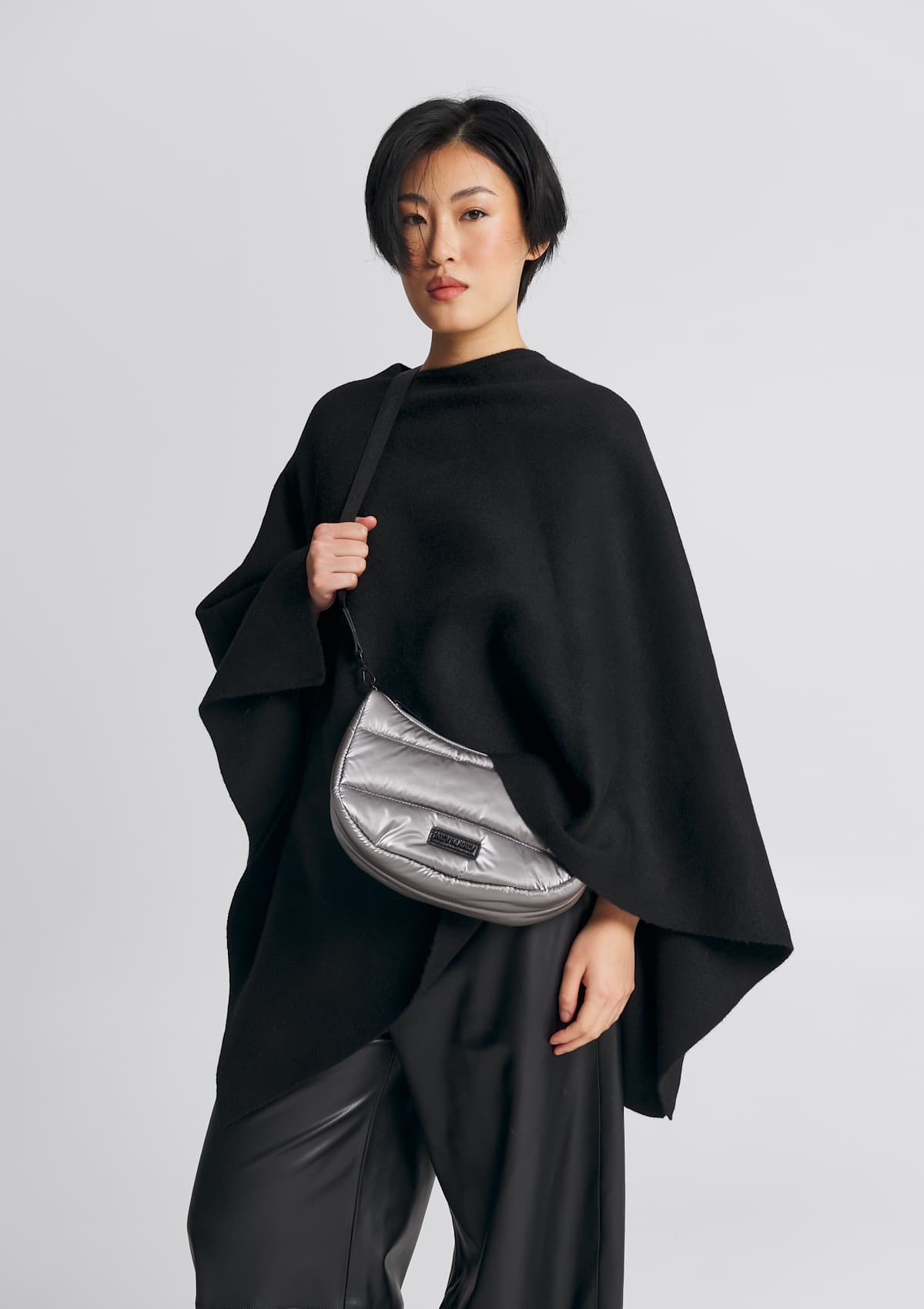 Tragebild mit Model auf neutralem Hintergrund des Produktes Lifetime Buddy Blaze S in der Farbe Silver in der Größe S