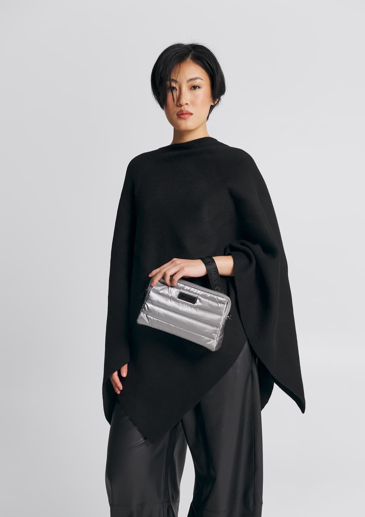 Tragebild mit Model auf neutralem Hintergrund des Produktes Little Buddy Blaze in der Farbe Silver