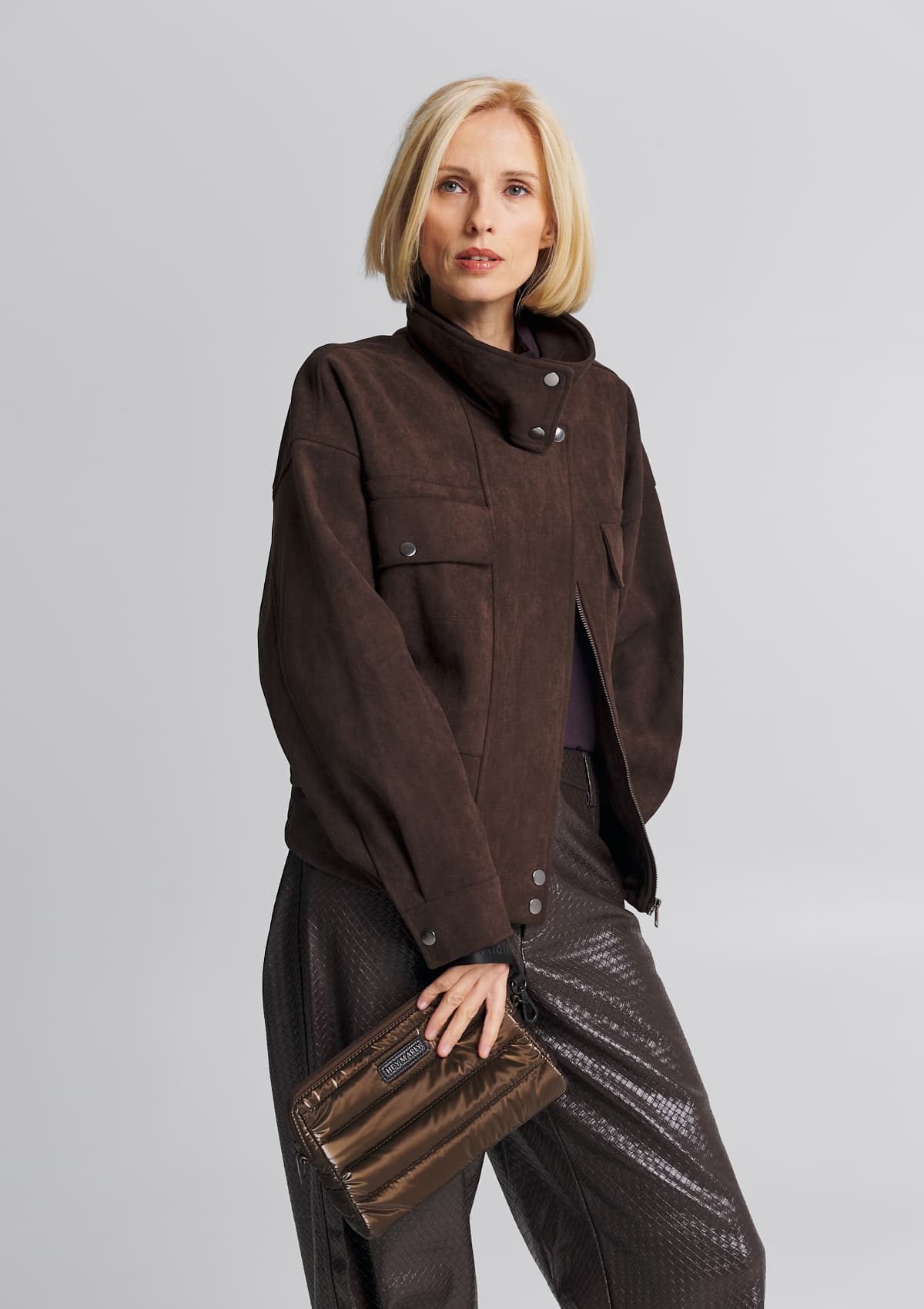 Tragebild mit Model auf neutralem Hintergrund des Produktes Little Buddy Blaze in der Farbe Coffee