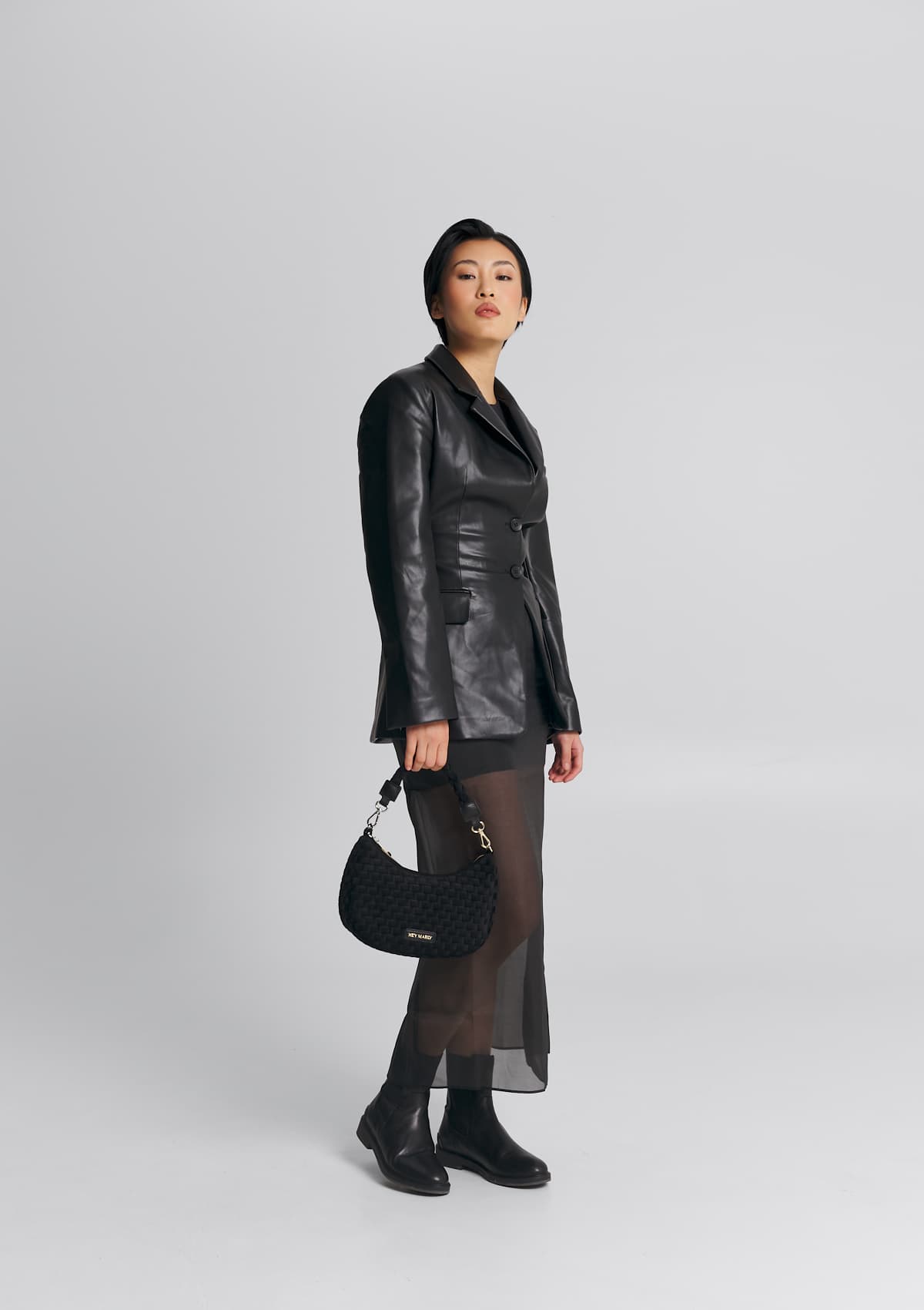 Tragebild mit Model auf neutralem Hintergrund des Produktes Lifetime Lover Velvet S in der Farbe Black in der Größe S