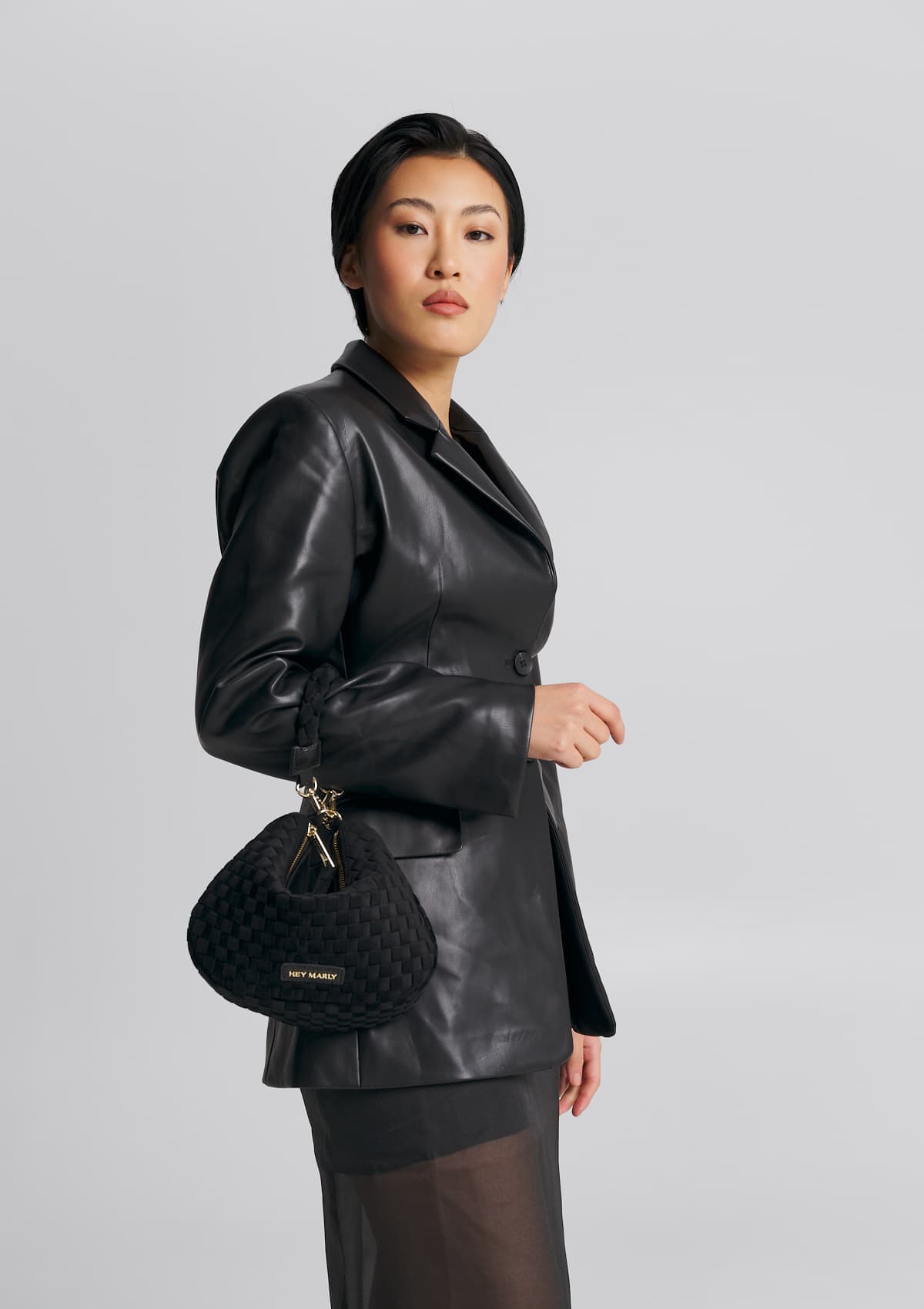 Tragebild mit Model auf neutralem Hintergrund des Produktes Lifetime Lover Velvet S in der Farbe Black in der Größe S