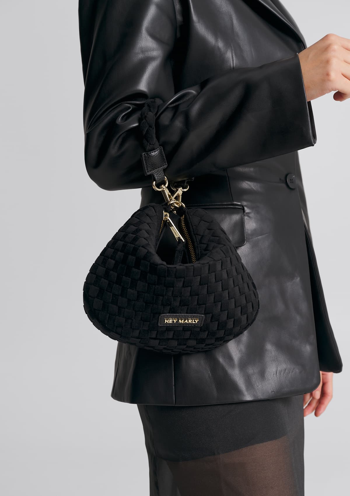 Tragebild mit Model auf neutralem Hintergrund des Produktes Lifetime Lover Velvet S in der Farbe Black in der Größe S