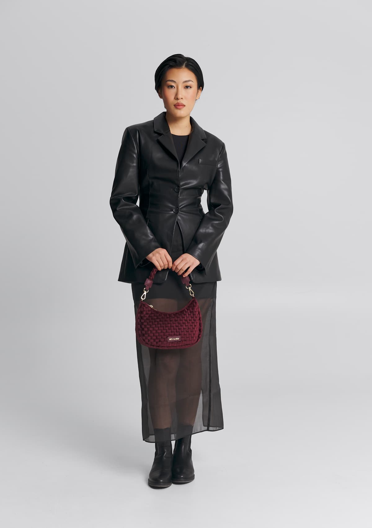 Tragebild mit Model auf neutralem Hintergrund des Produktes Lifetime Lover Velvet S in der Farbe Berry in der Größe S