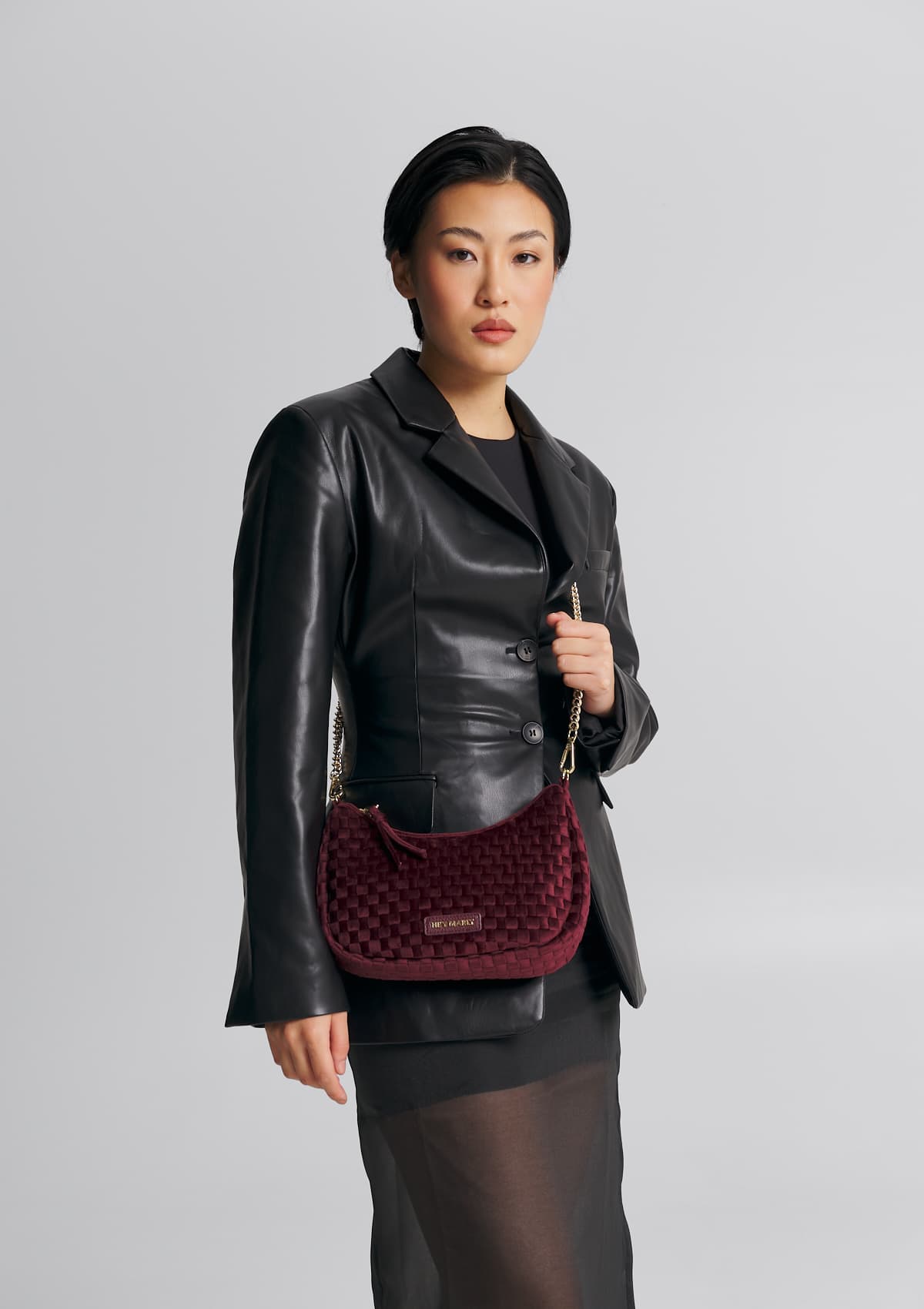 Tragebild mit Model auf neutralem Hintergrund des Produktes Lifetime Lover Velvet S in der Farbe Berry in der Größe S