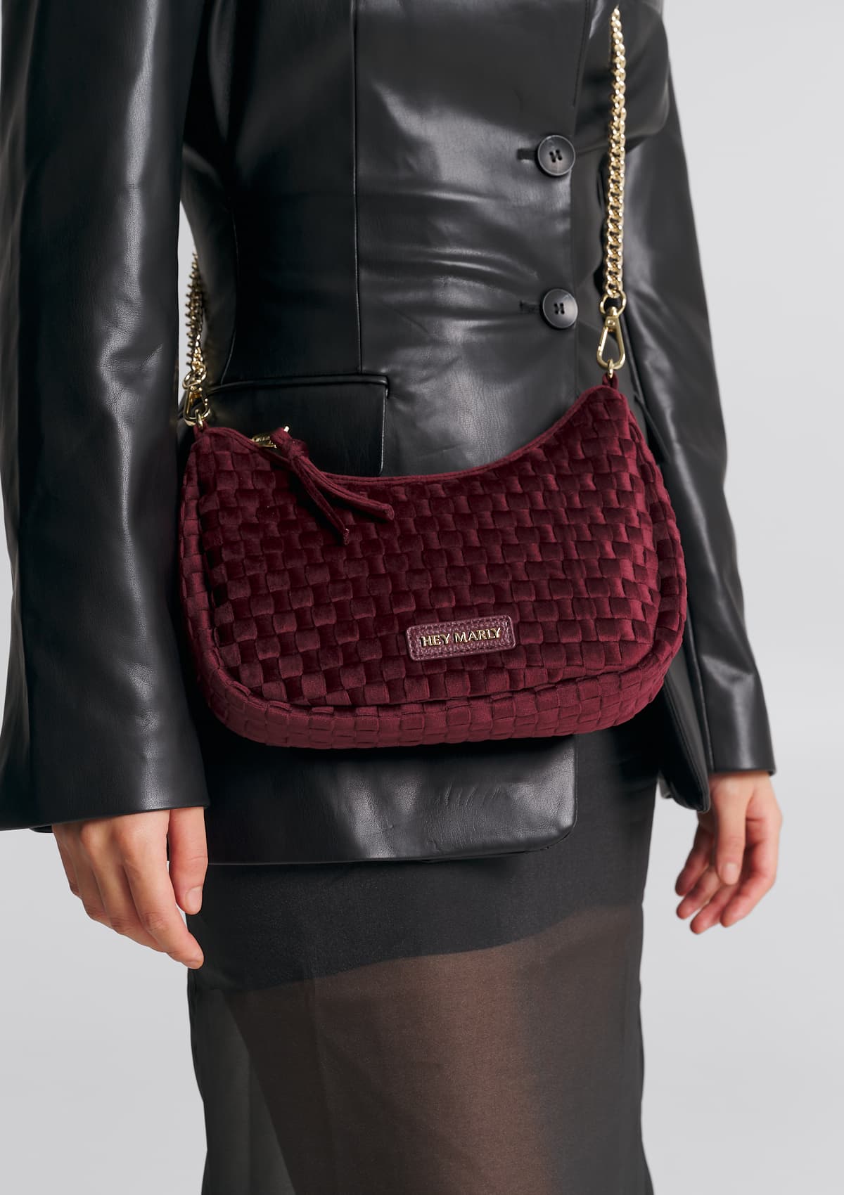 Tragebild mit Model auf neutralem Hintergrund des Produktes Lifetime Lover Velvet S in der Farbe Berry in der Größe S