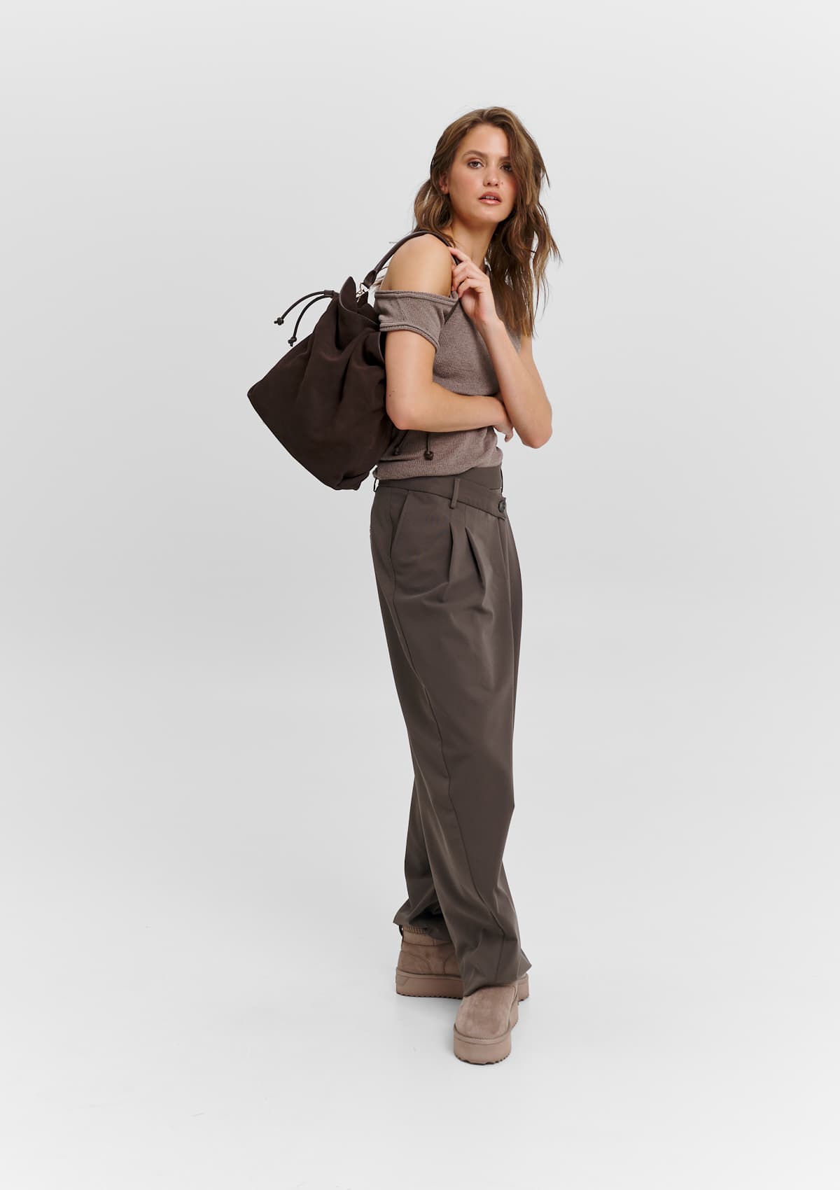 Tragebild mit Model auf neutralem Hintergrund des Produktes Cool Companion Suede M in der Farbe Coffee in der Größe M