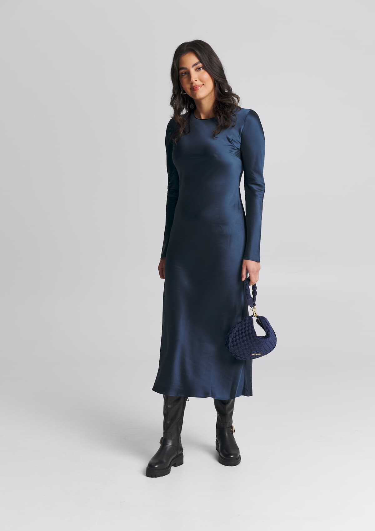 Tragebild mit Model auf neutralem Hintergrund des Produktes Lifetime Lover Velvet S in der Farbe Blue in der Größe S