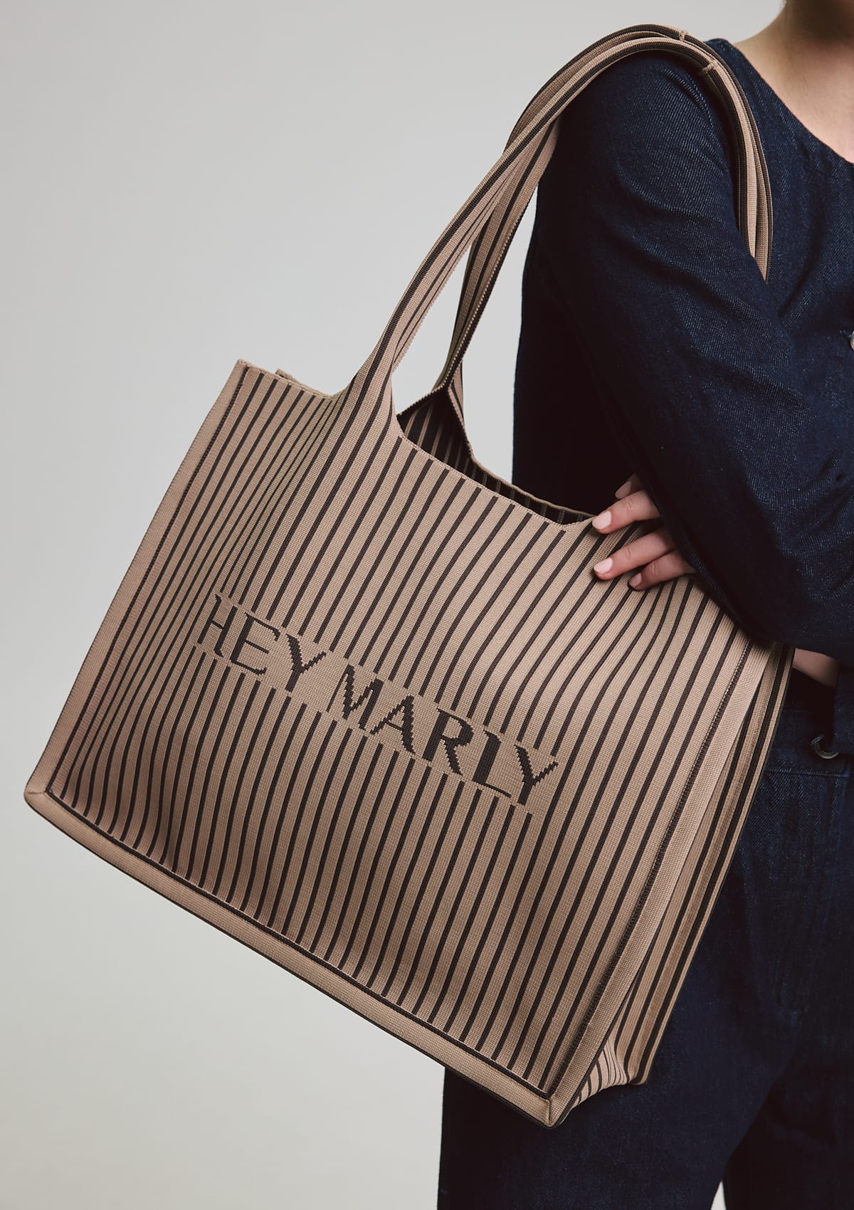 Tragebild mit Model auf neutralem Hintergrund des Produktes Casual Signature Bag in der Farbe Mocha-Coffee