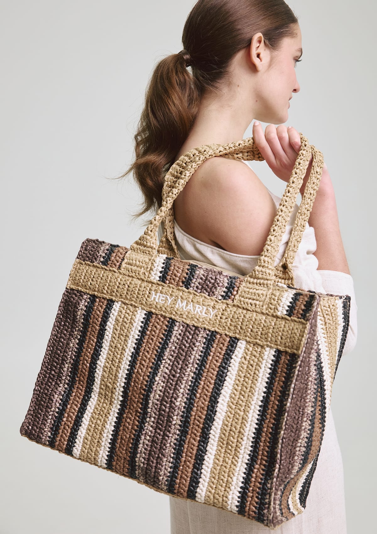 Produktabbildung auf neutralem Hintergrund des Produktes Joyful Tote in der Farbe Coffee
