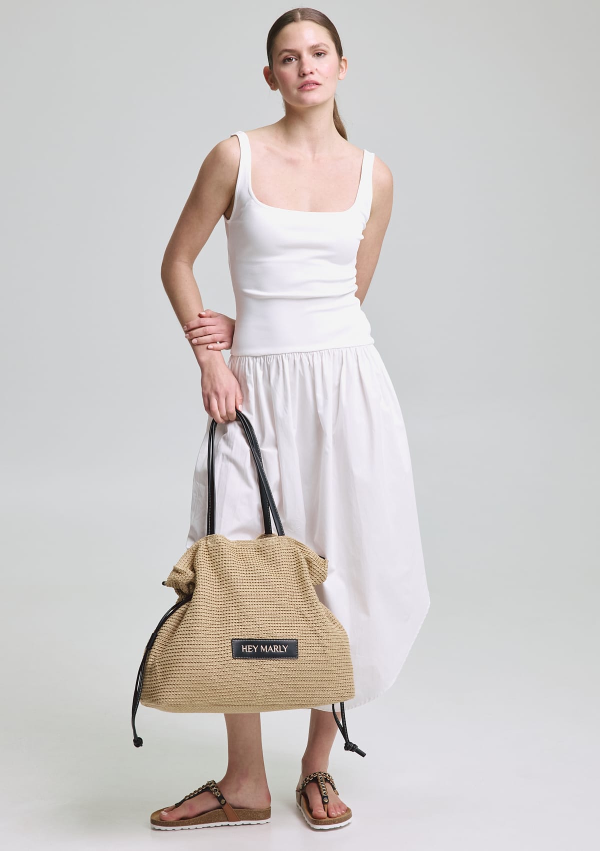 Tragebild mit Model auf neutralem Hintergrund des Produktes Cool Companion Straw L in der Farbe Sand-Black in der Größe L