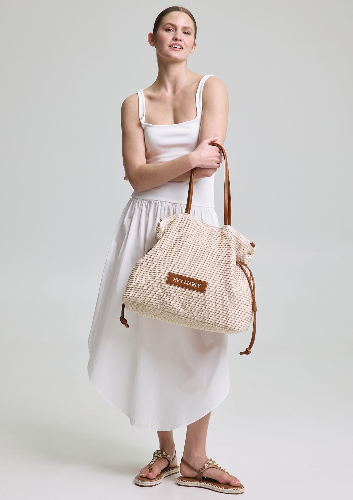 Tragebild mit Model auf neutralem Hintergrund des Produktes Cool Companion Straw L in der Farbe Crema-Cognac in der Größe L