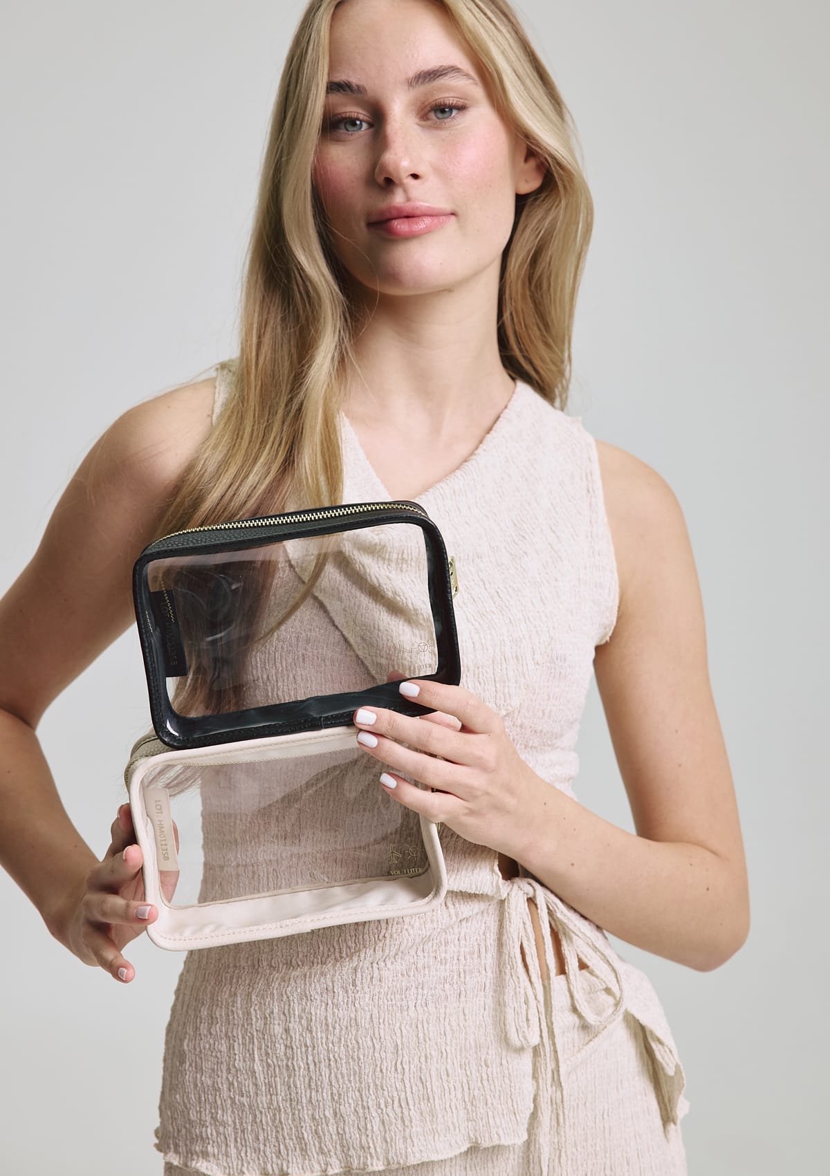 Tragebild mit Model auf neutralem Hintergrund des Produktes Travel Fellow in der Farbe Black